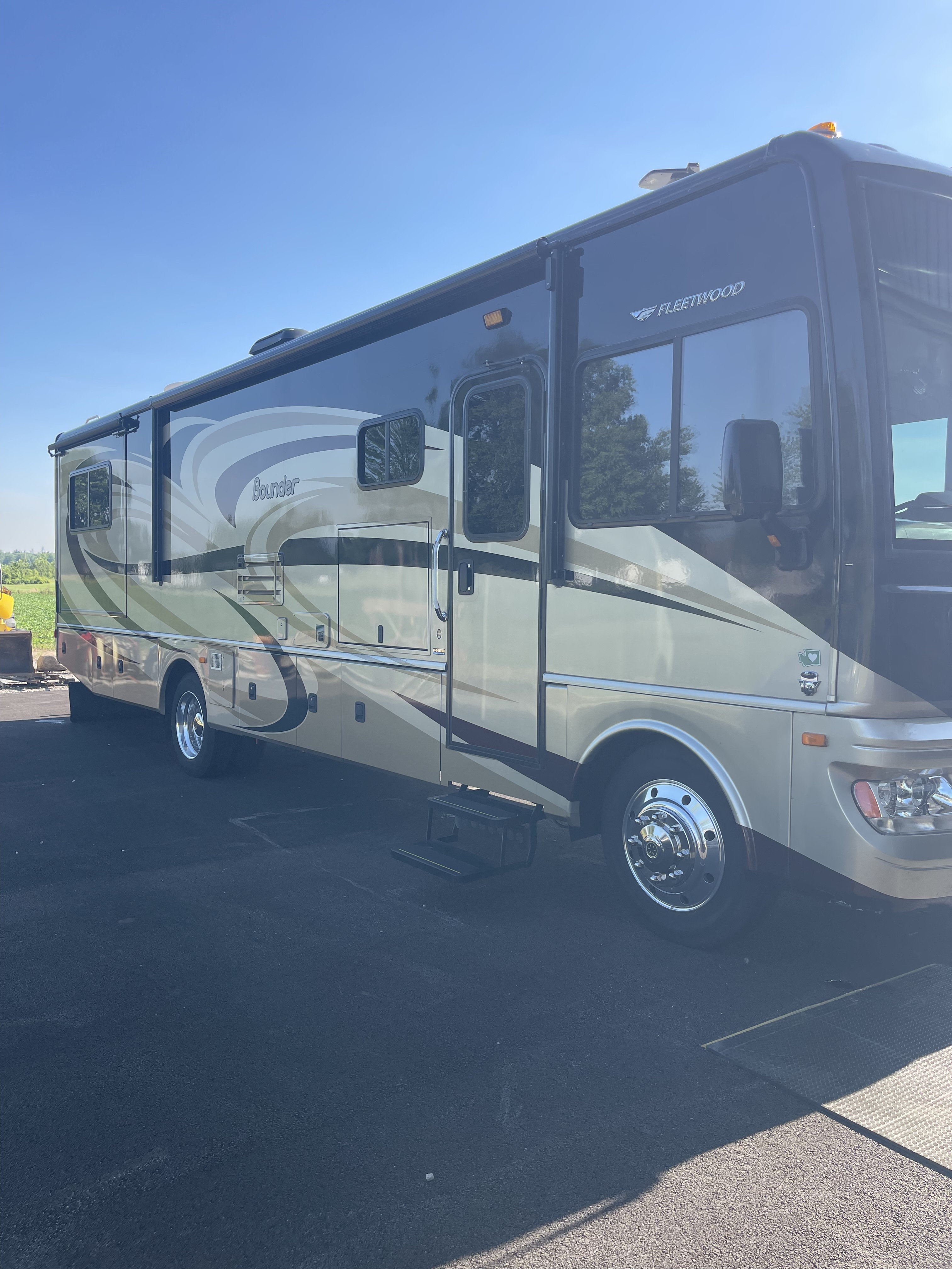 2014 Fleetwood BOUNDER 33C RV