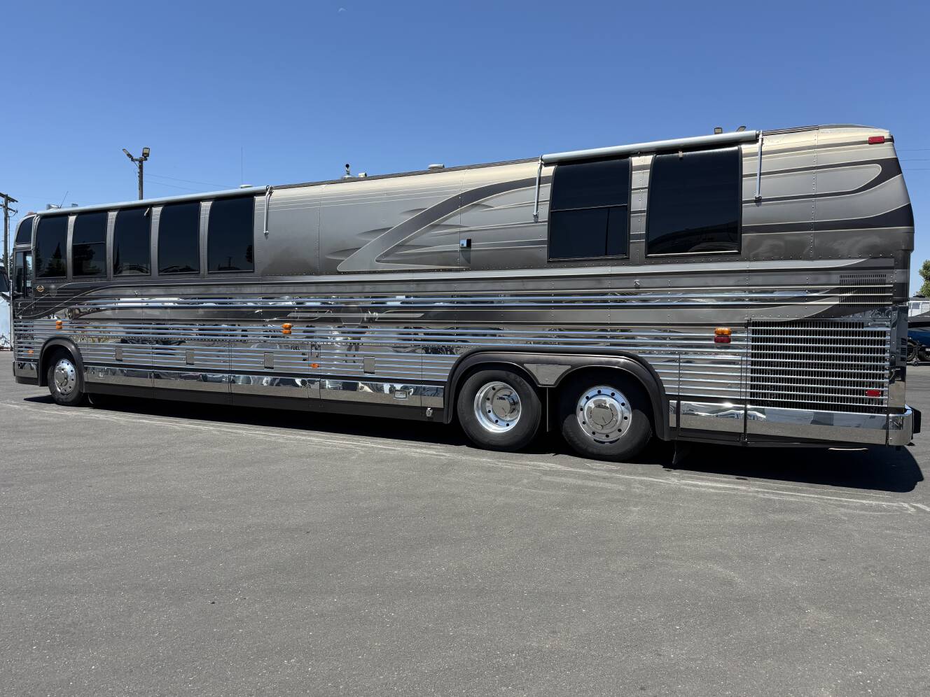 A photo of this 1999 Marathon PREVOST