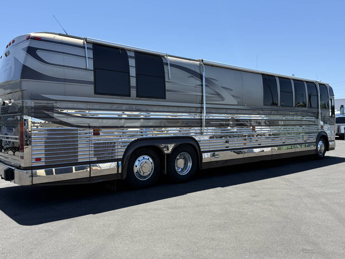 A photo of this 1999 Marathon PREVOST