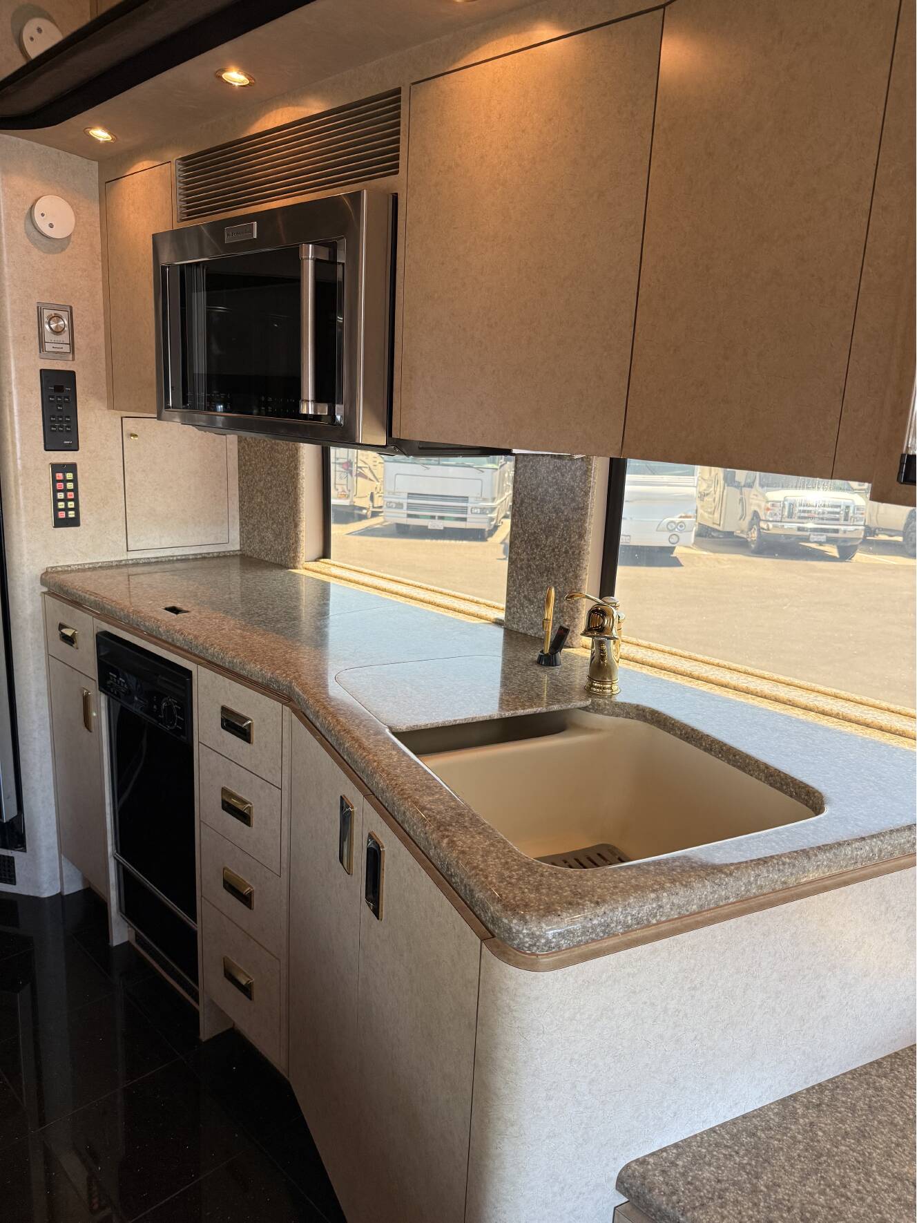 A photo of this 1999 Marathon PREVOST