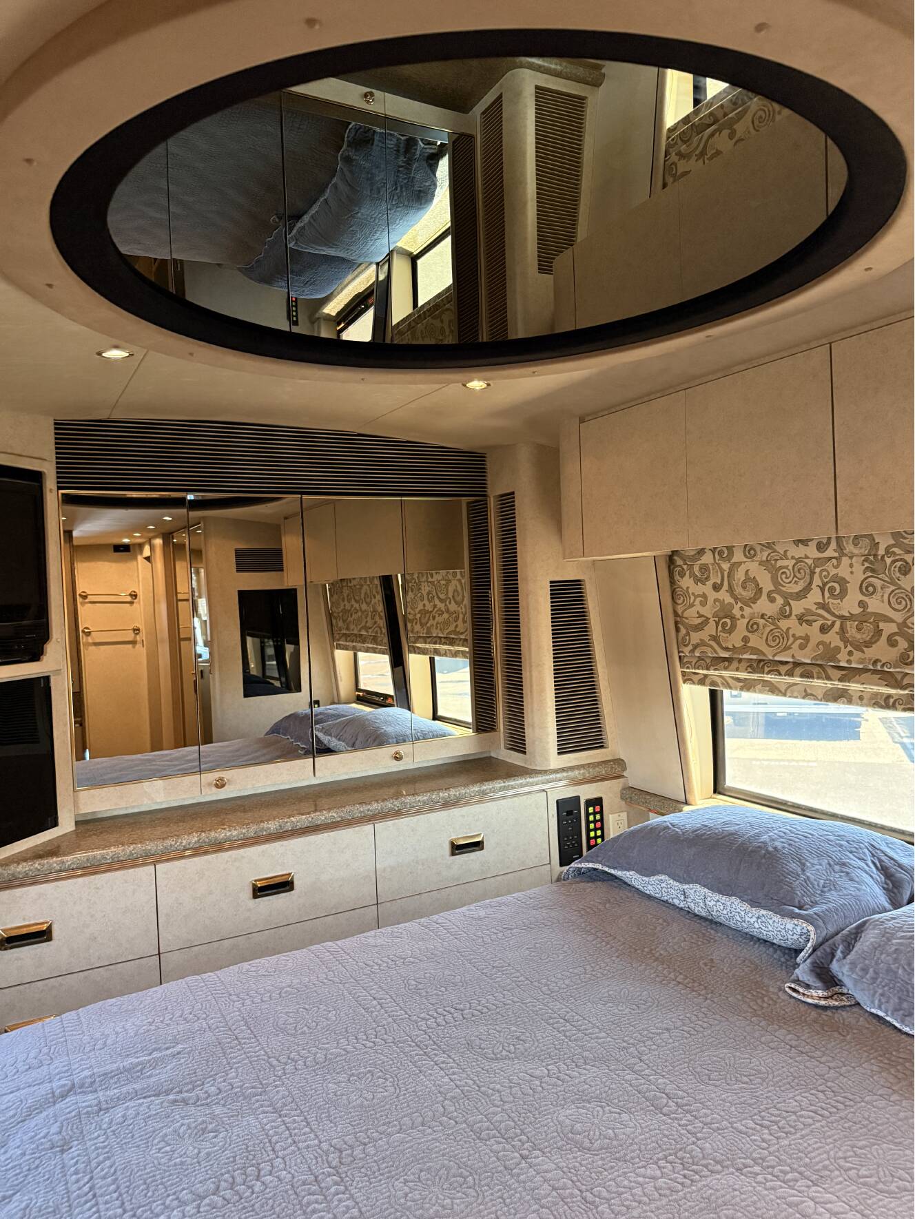 A photo of this 1999 Marathon PREVOST