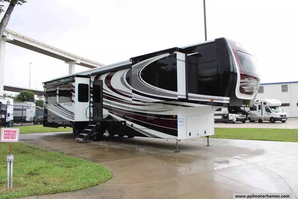 2023 Forest River Riverstone Signature 41RL in houston TX