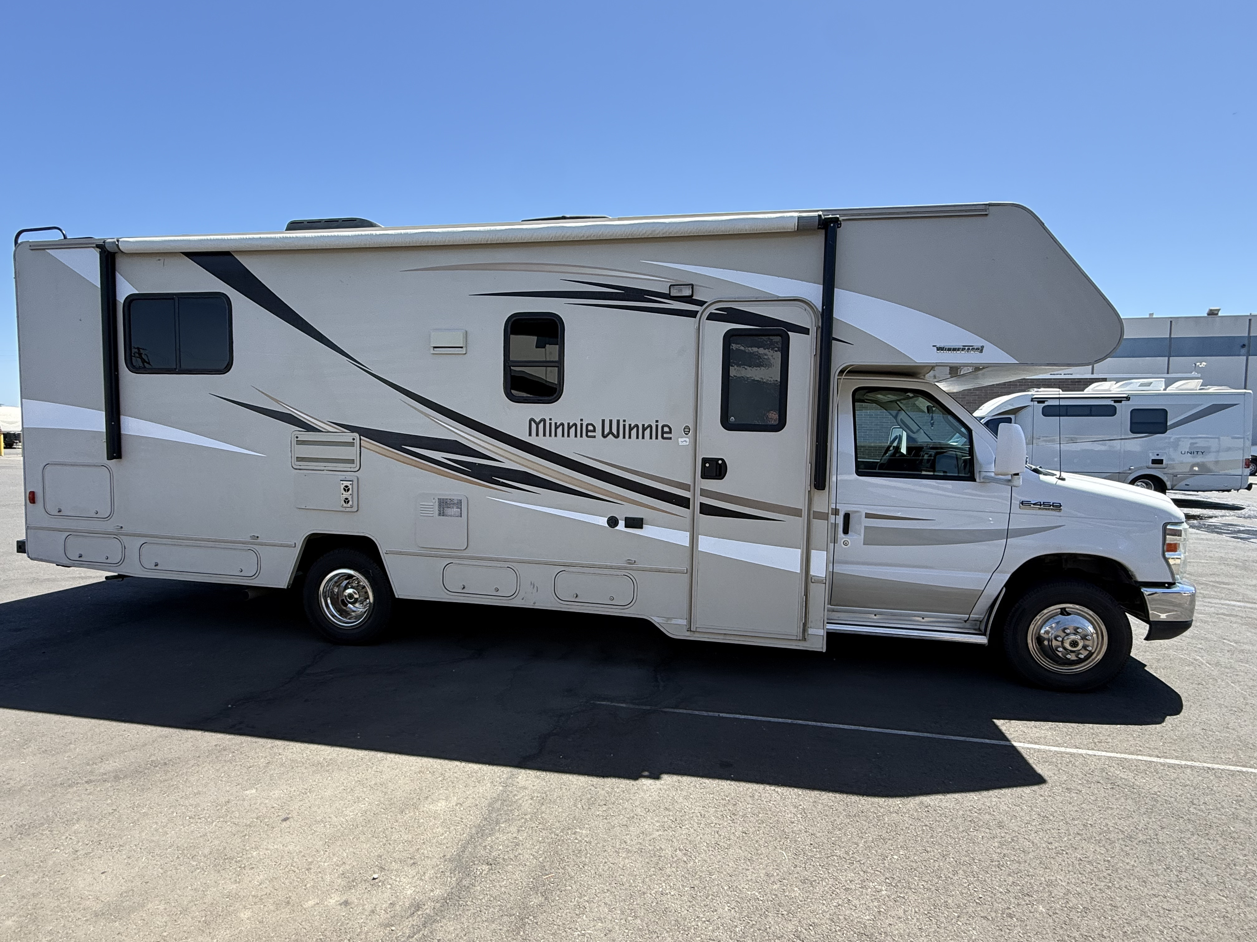 2015 Winnebago MINNIE WINNIE 27Q in sacramento CA