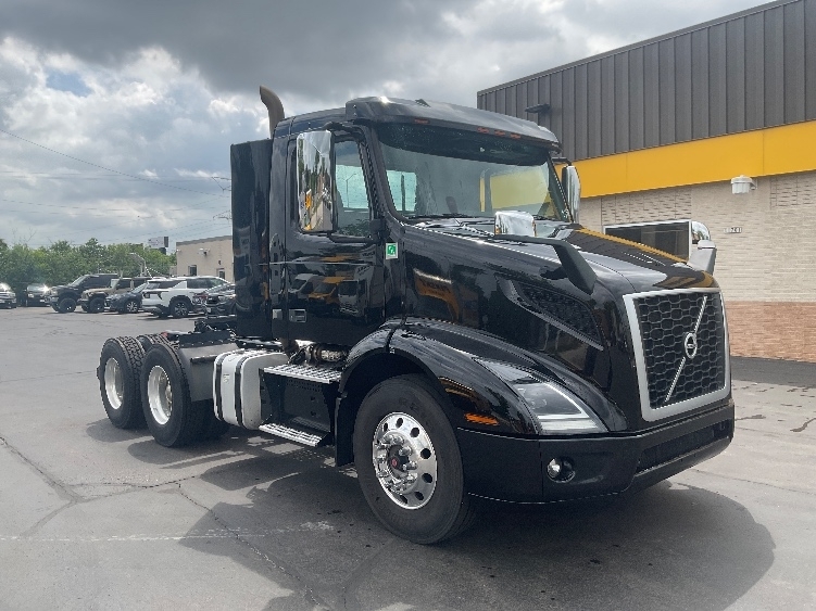 2019 VOLVO VNR64300 in Milwaukee, WI