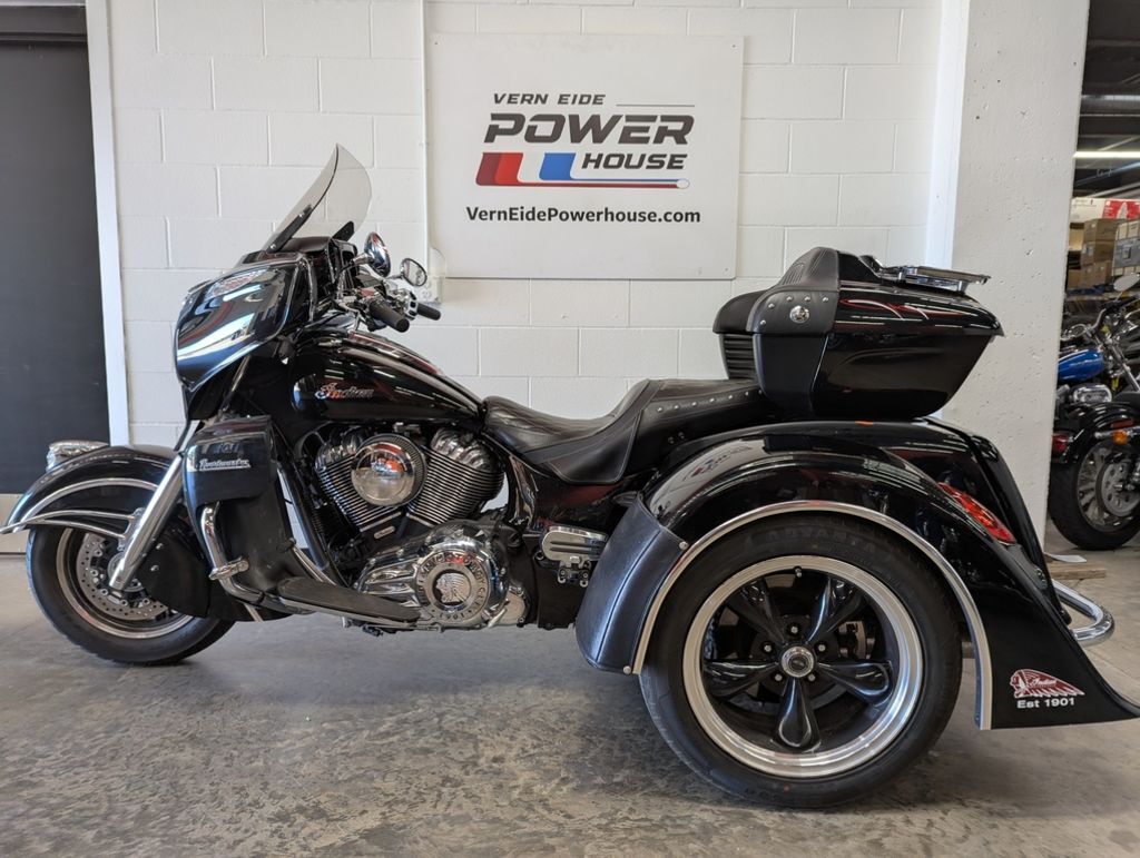 2020 Indian Motorcycle® Roadmaster® Thunder Black in Sioux Falls, SD