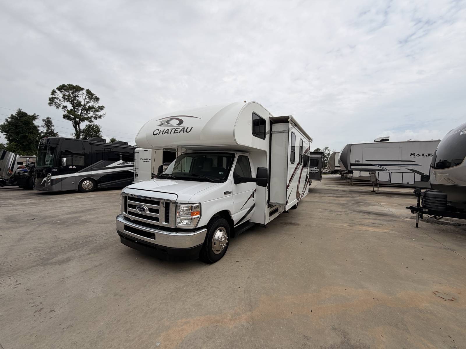 2023 Thor Motor Coach CHATEAU 28Z in spring TX
