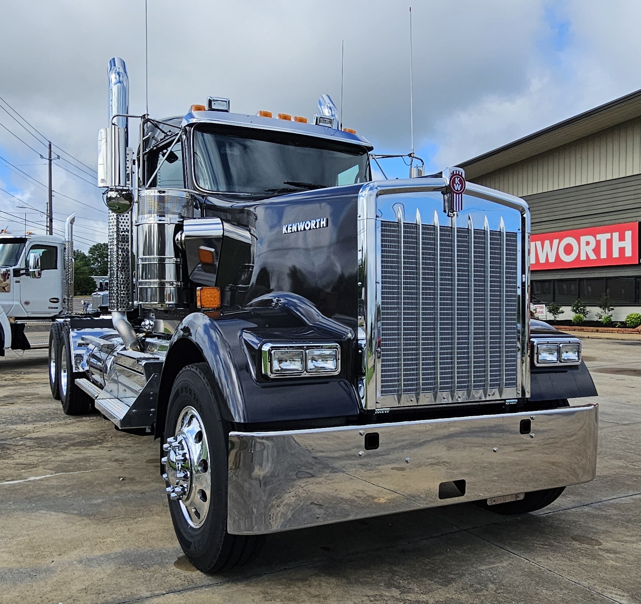 2027 KENWORTH W900L in Tupelo, MS