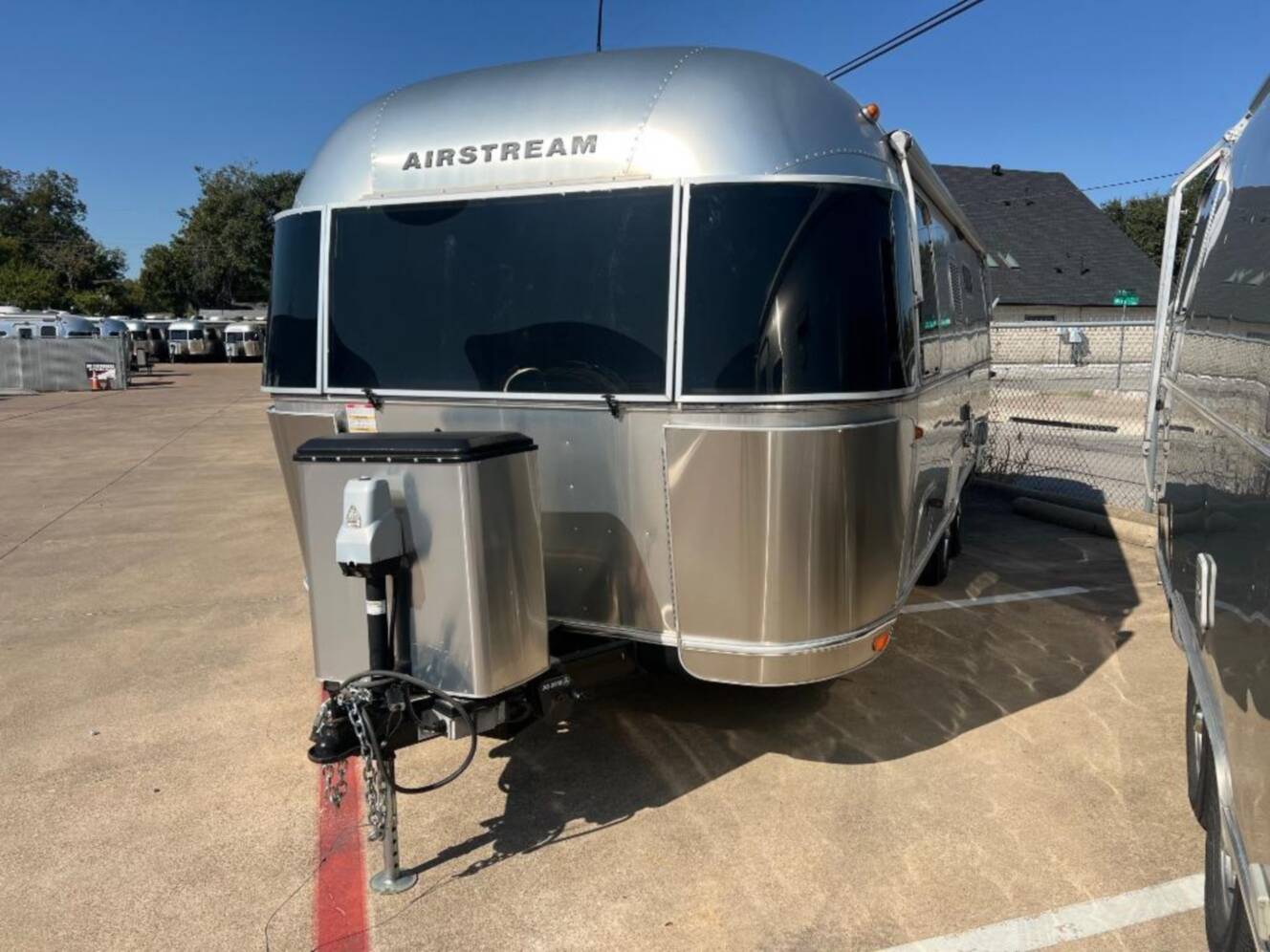 A photo of this 2018 Airstream International Signature 27FB