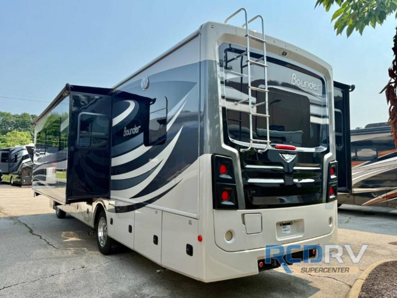 A photo of this 2017 Fleetwood Rv Bounder 33C