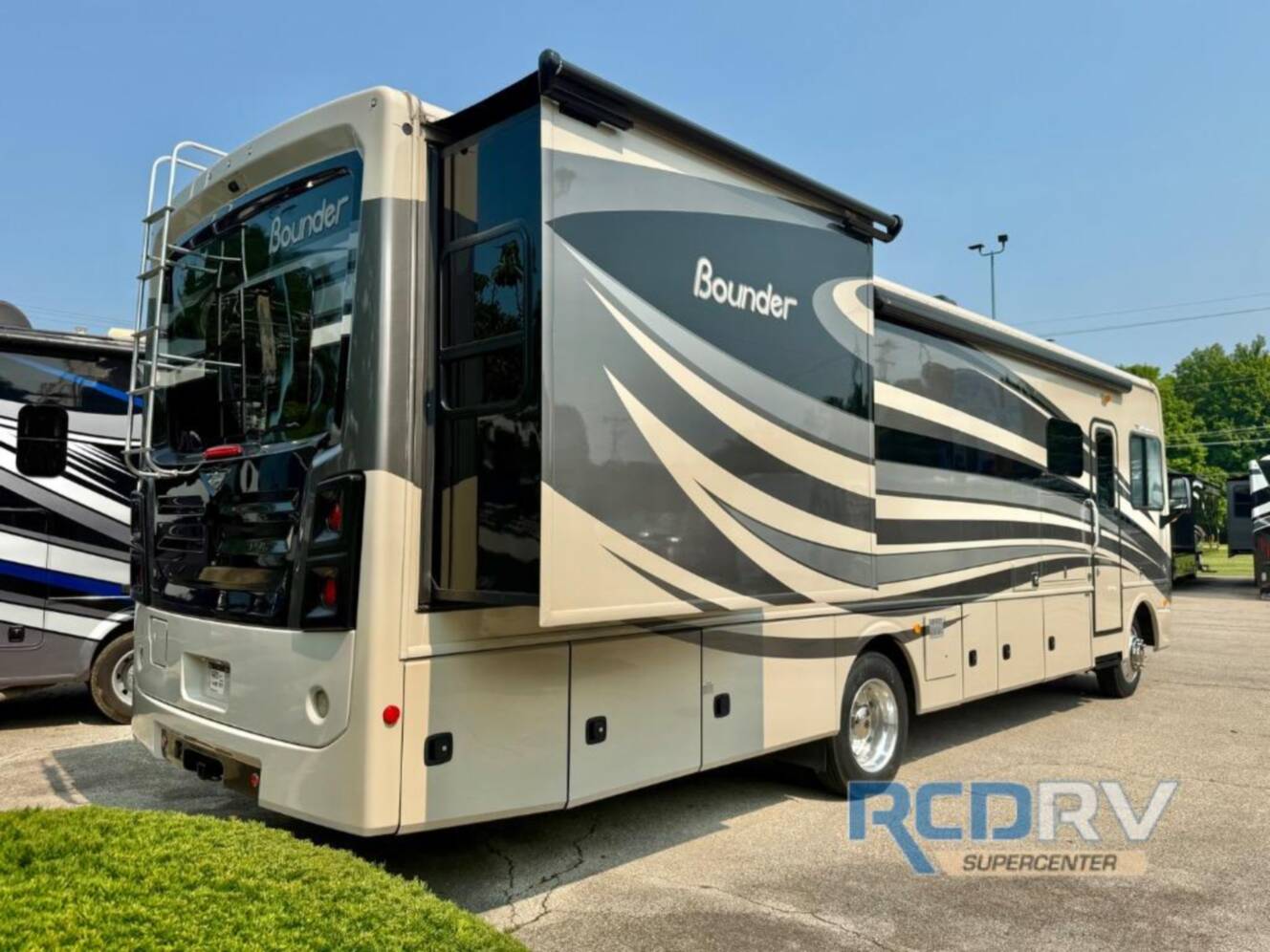 A photo of this 2017 Fleetwood Rv Bounder 33C