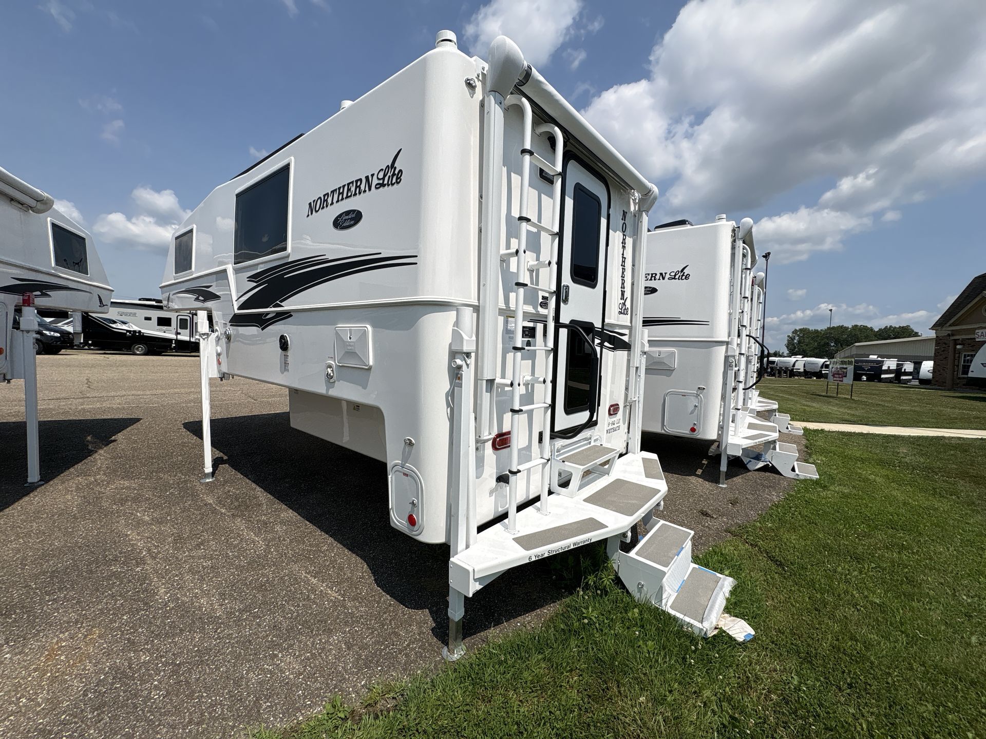 2027 Northern Lite 9-6 WET BATH LE RV