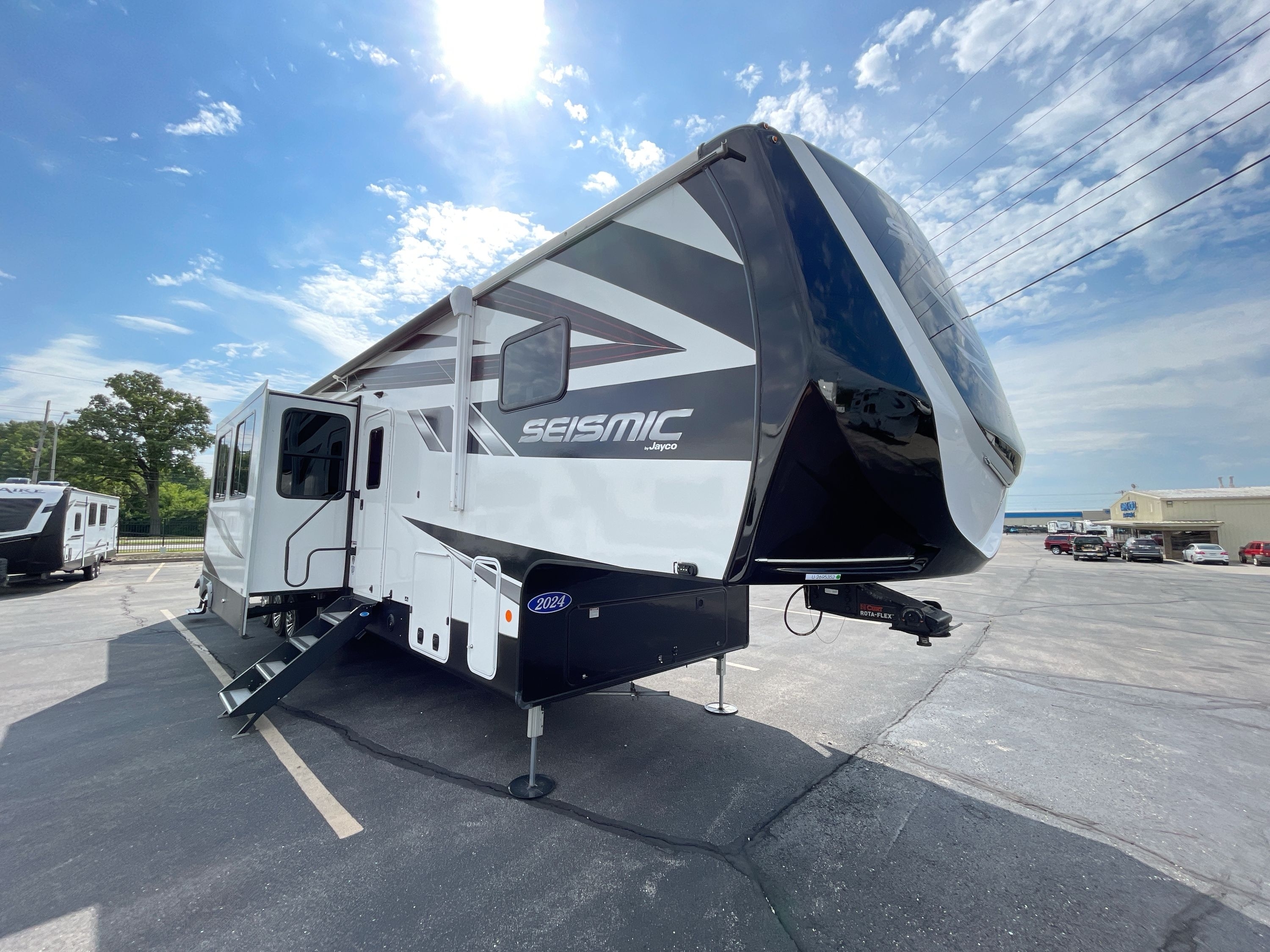 2024 Jayco SEISMIC 395 Fifth Wheel Toy Hauler RV