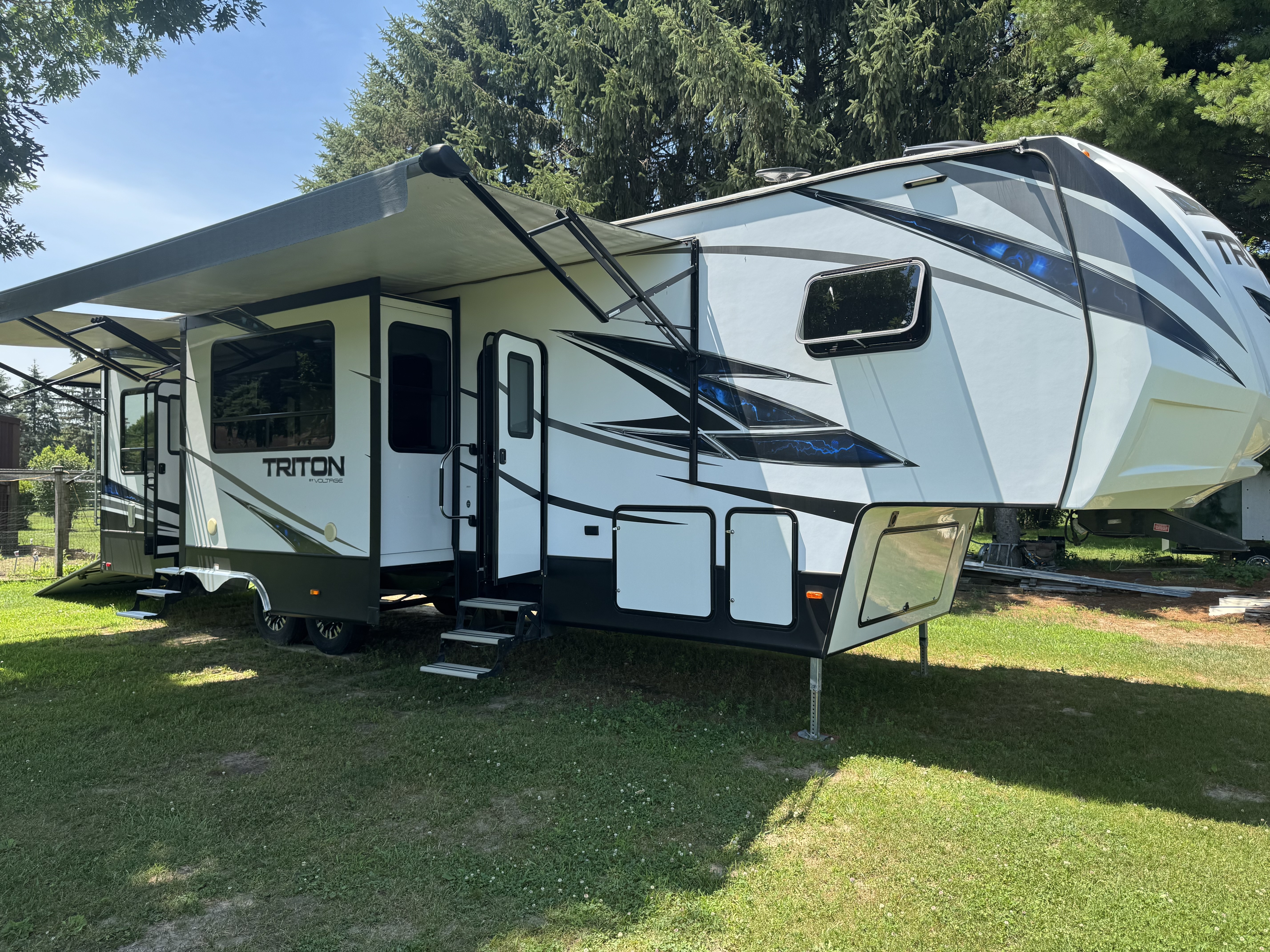 2018 Dutchmen TRITON 3551 RV