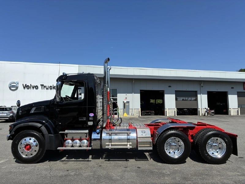 2026 VOLVO VHD64FT300