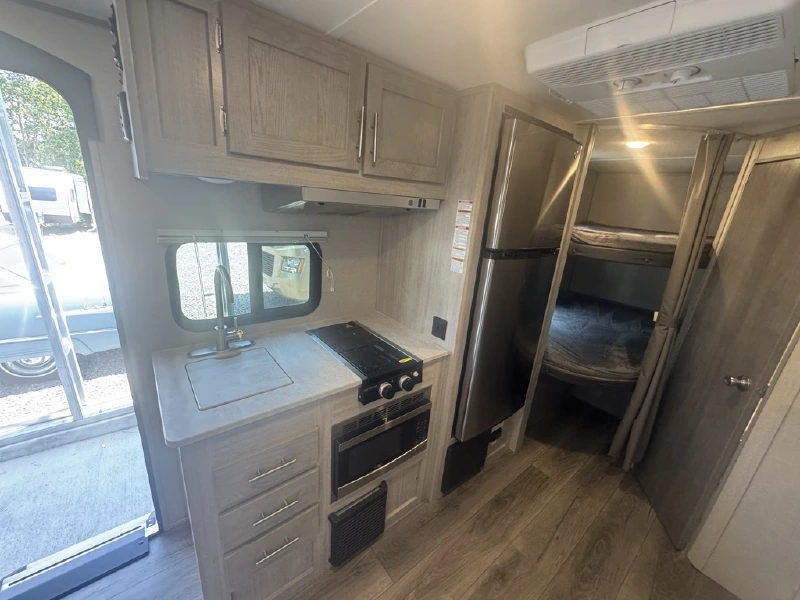 2022 COACHMEN CATALINA SUMMIT SERIES 184BHS