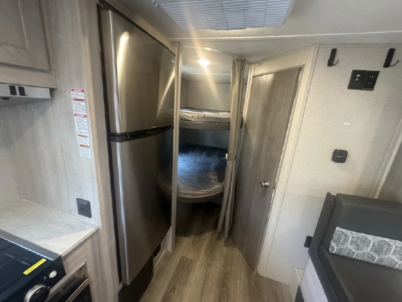2022 COACHMEN CATALINA SUMMIT SERIES 184BHS