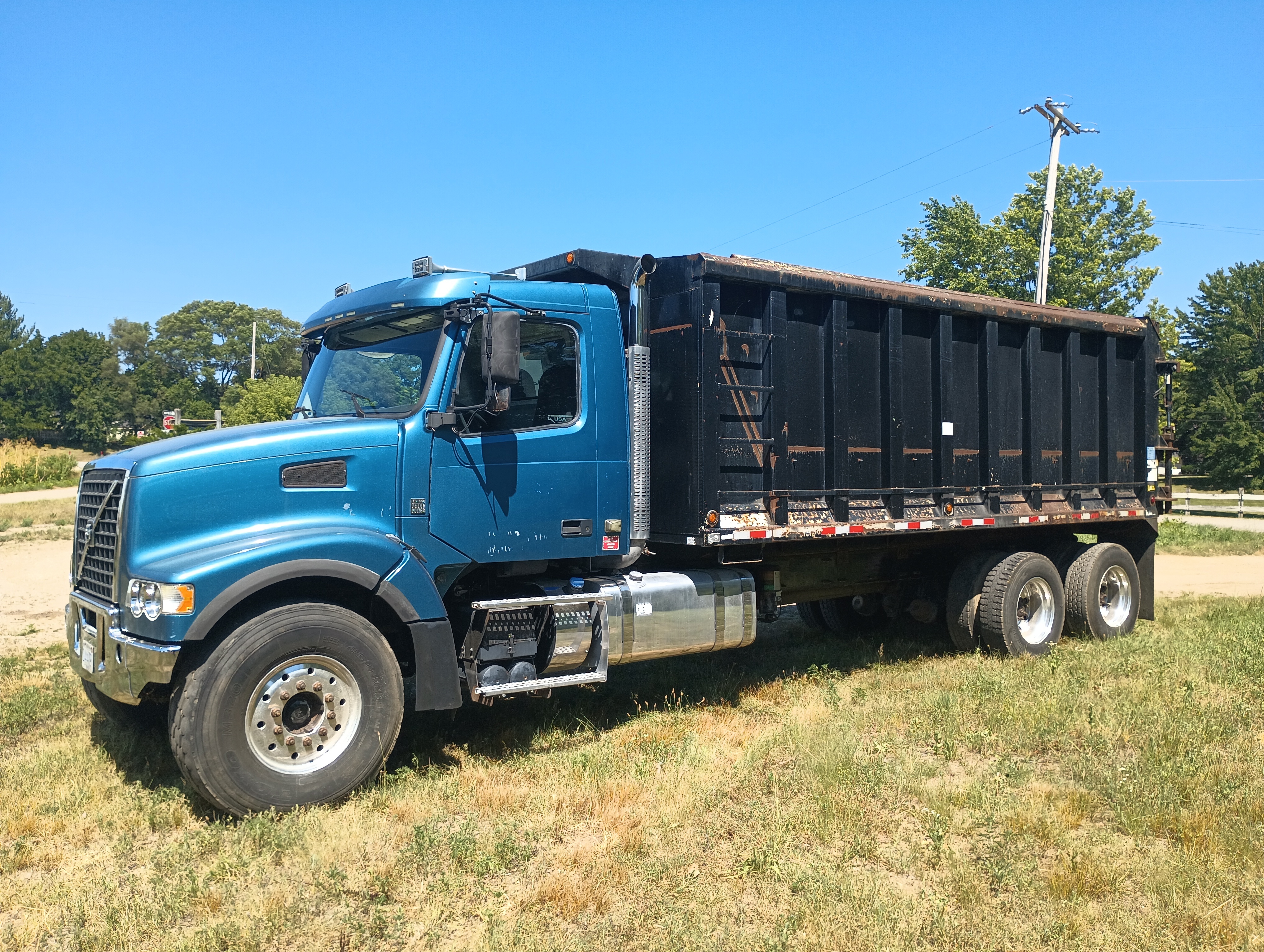 2014 VOLVO VHD in Zeeland, MI