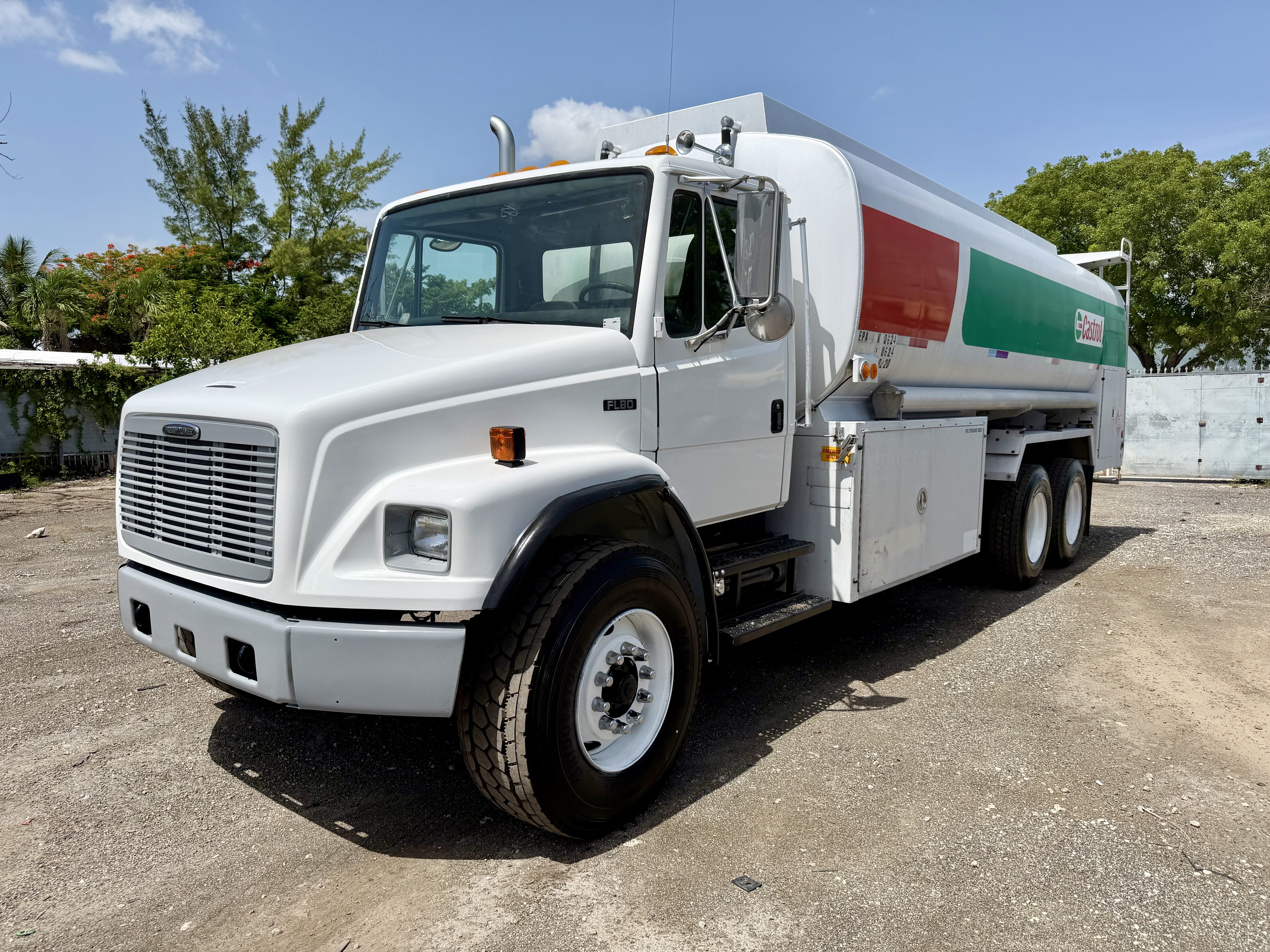 2000 FREIGHTLINER F80 in Miami, FL