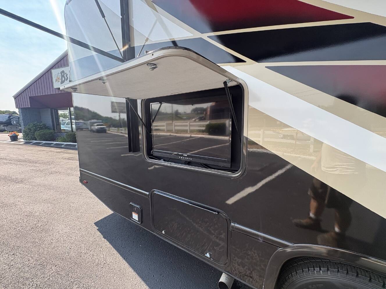 A photo of this 2022 Thor Motor Coach QUANTUM KW29