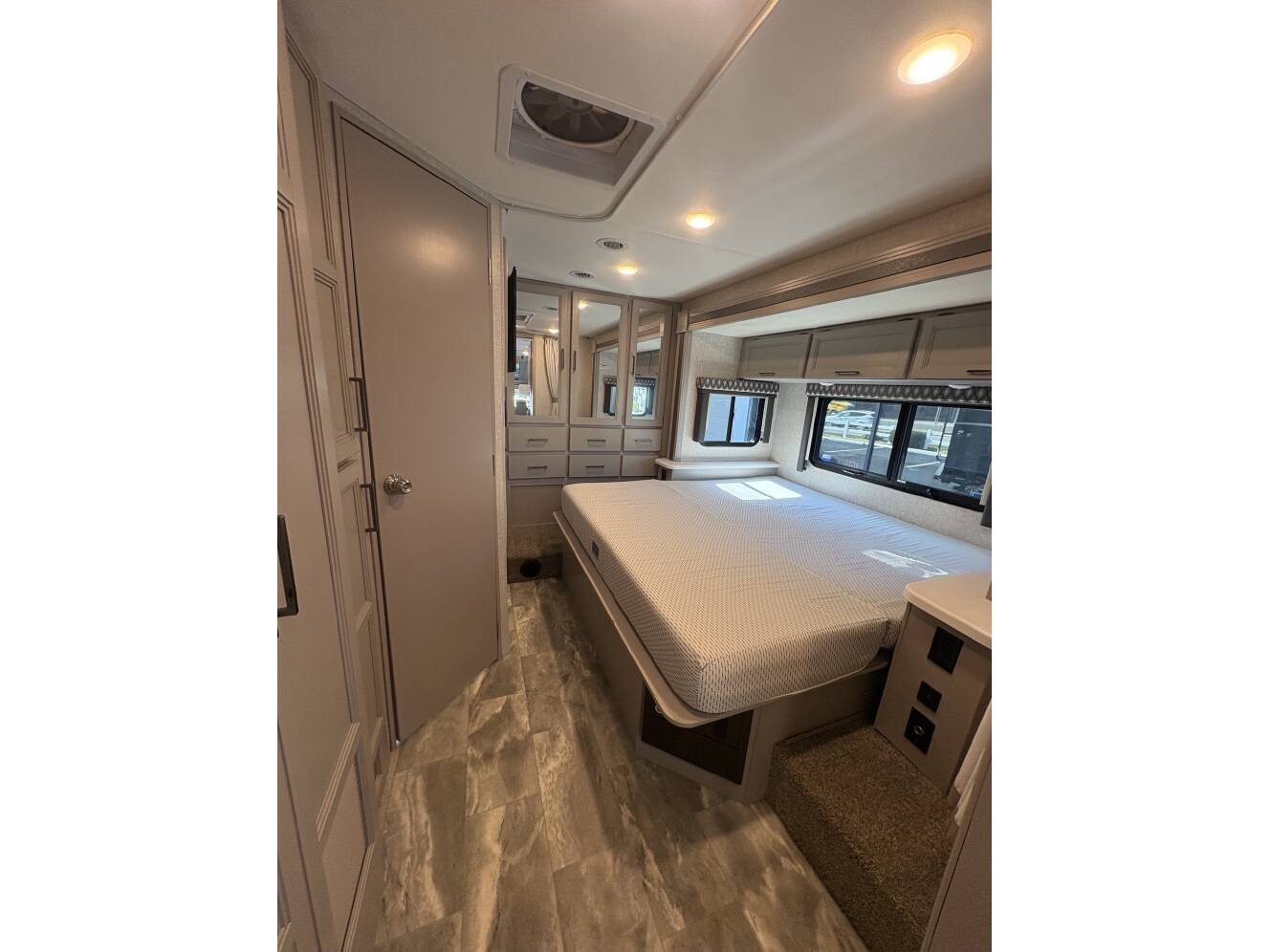 A photo of this 2022 Thor Motor Coach QUANTUM KW29