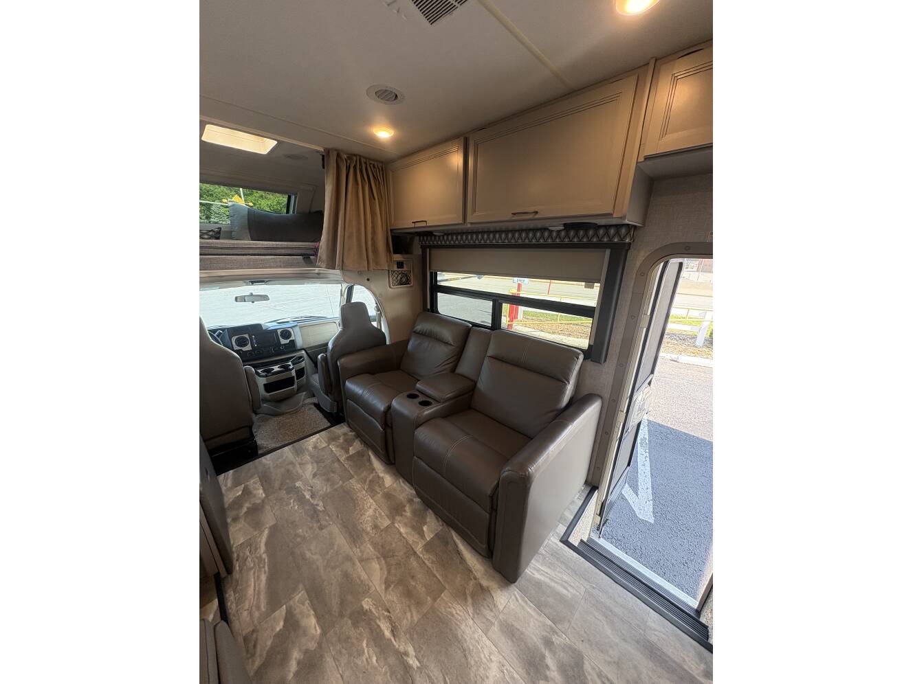 A photo of this 2022 Thor Motor Coach QUANTUM KW29