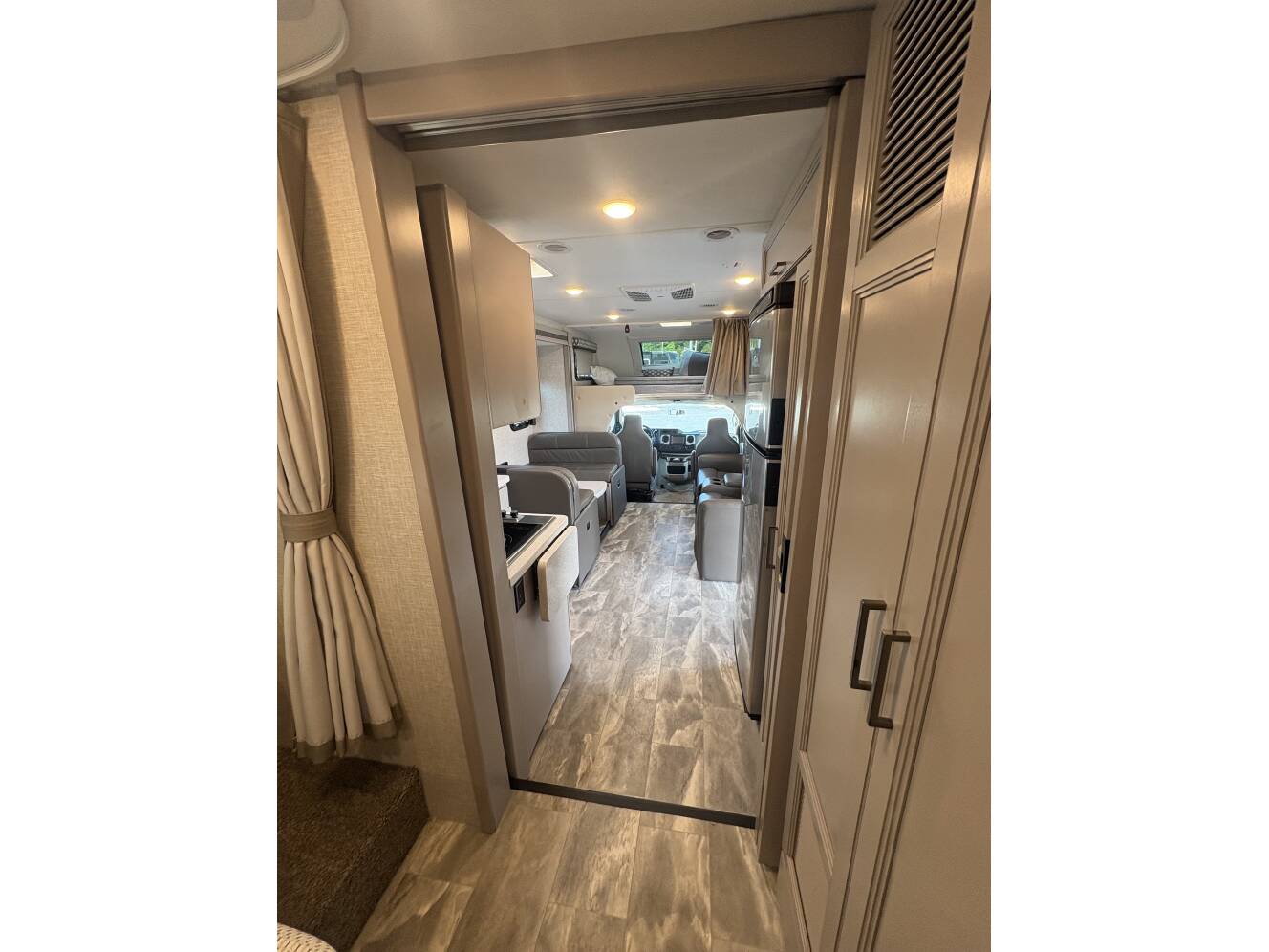 A photo of this 2022 Thor Motor Coach QUANTUM KW29