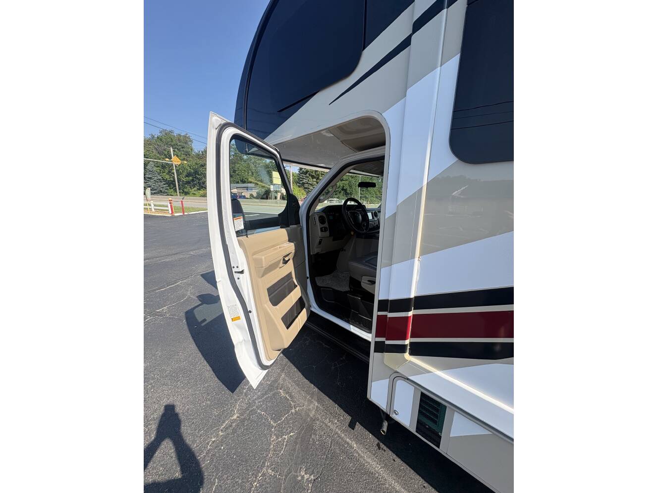 A photo of this 2022 Thor Motor Coach QUANTUM KW29