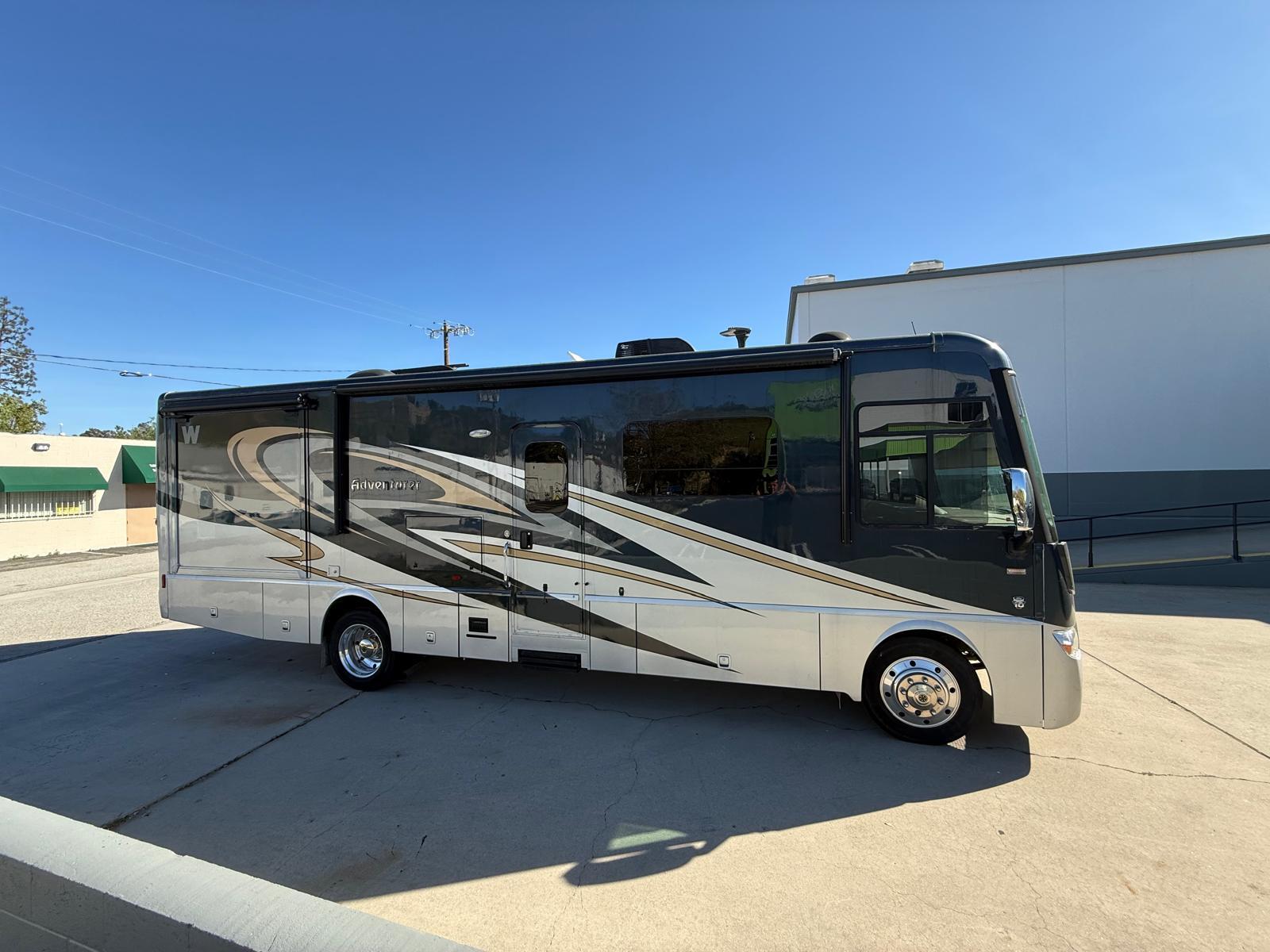 2014 Winnebago ADVENTURER 32H in calabasas CA