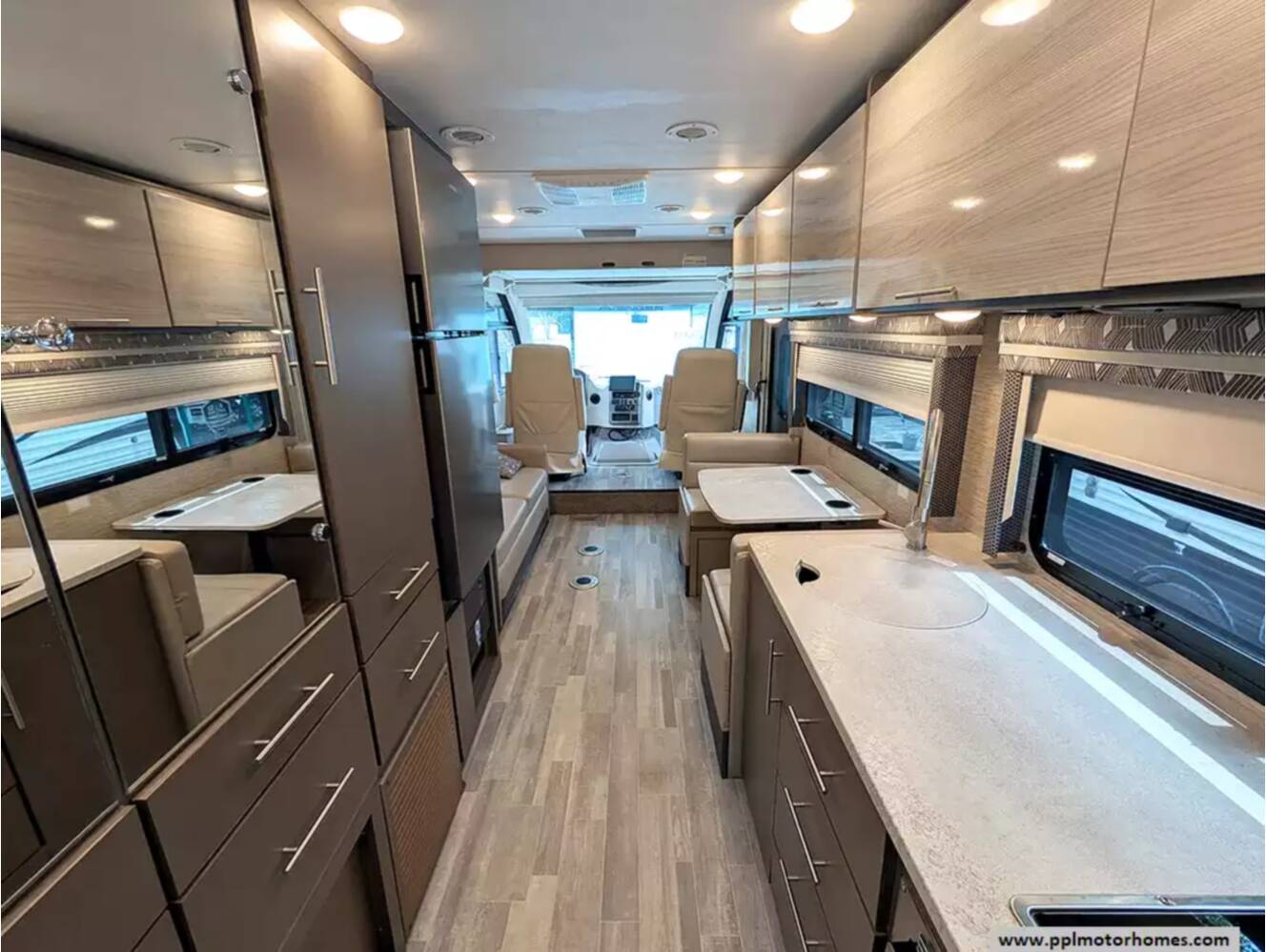 A photo of this 2023 Thor Axis 24.3