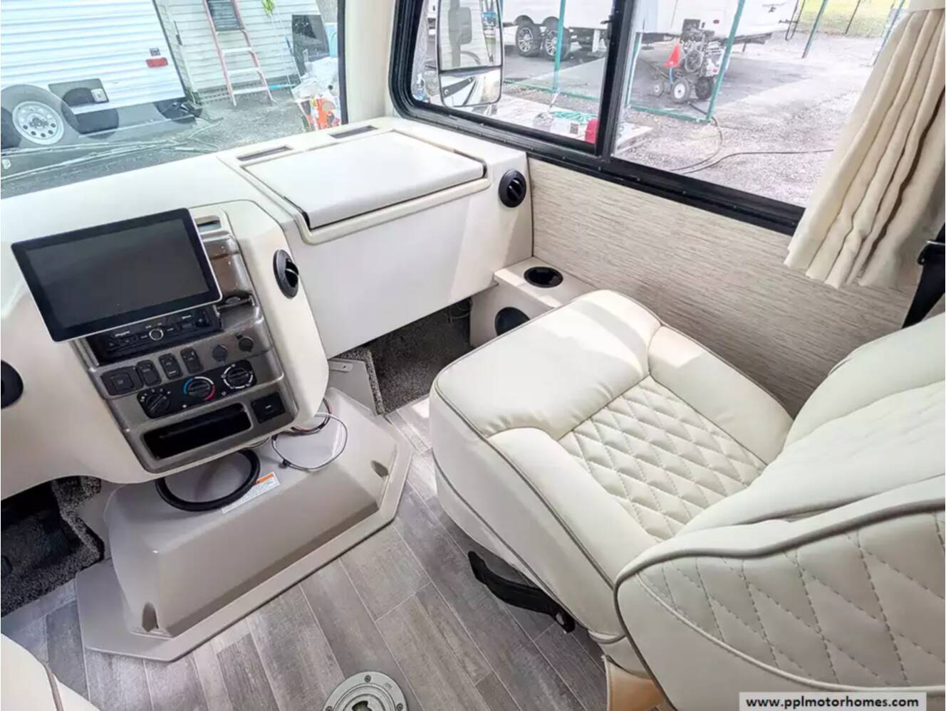 A photo of this 2023 Thor Axis 24.3