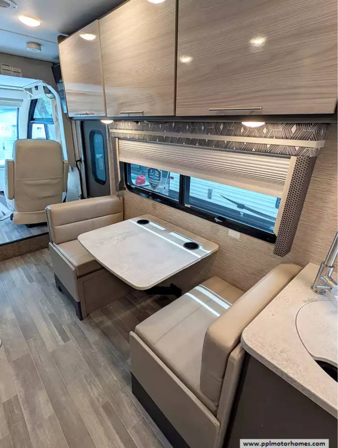 A photo of this 2023 Thor Axis 24.3