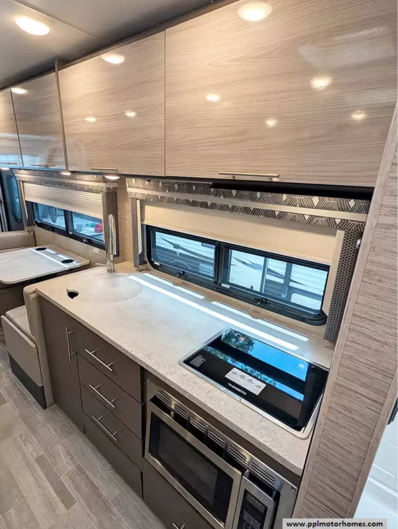 A photo of this 2023 Thor Axis 24.3