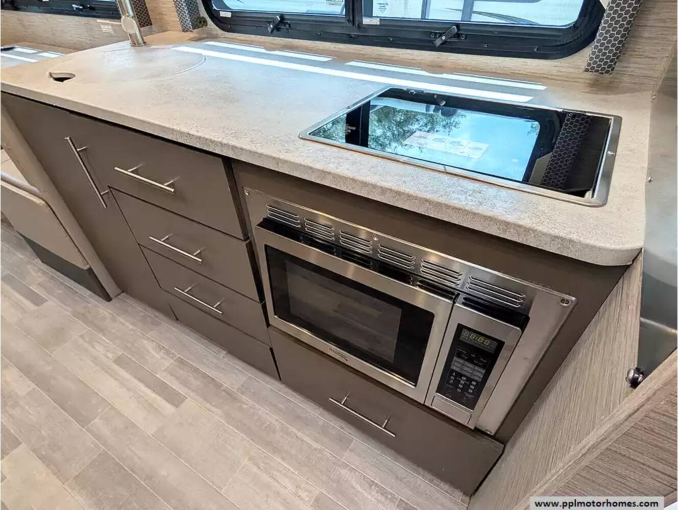 A photo of this 2023 Thor Axis 24.3