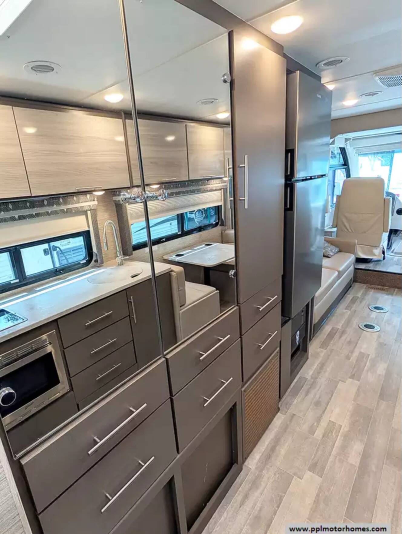 A photo of this 2023 Thor Axis 24.3