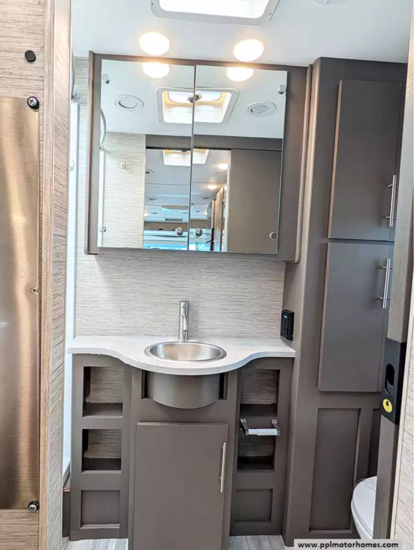 A photo of this 2023 Thor Axis 24.3