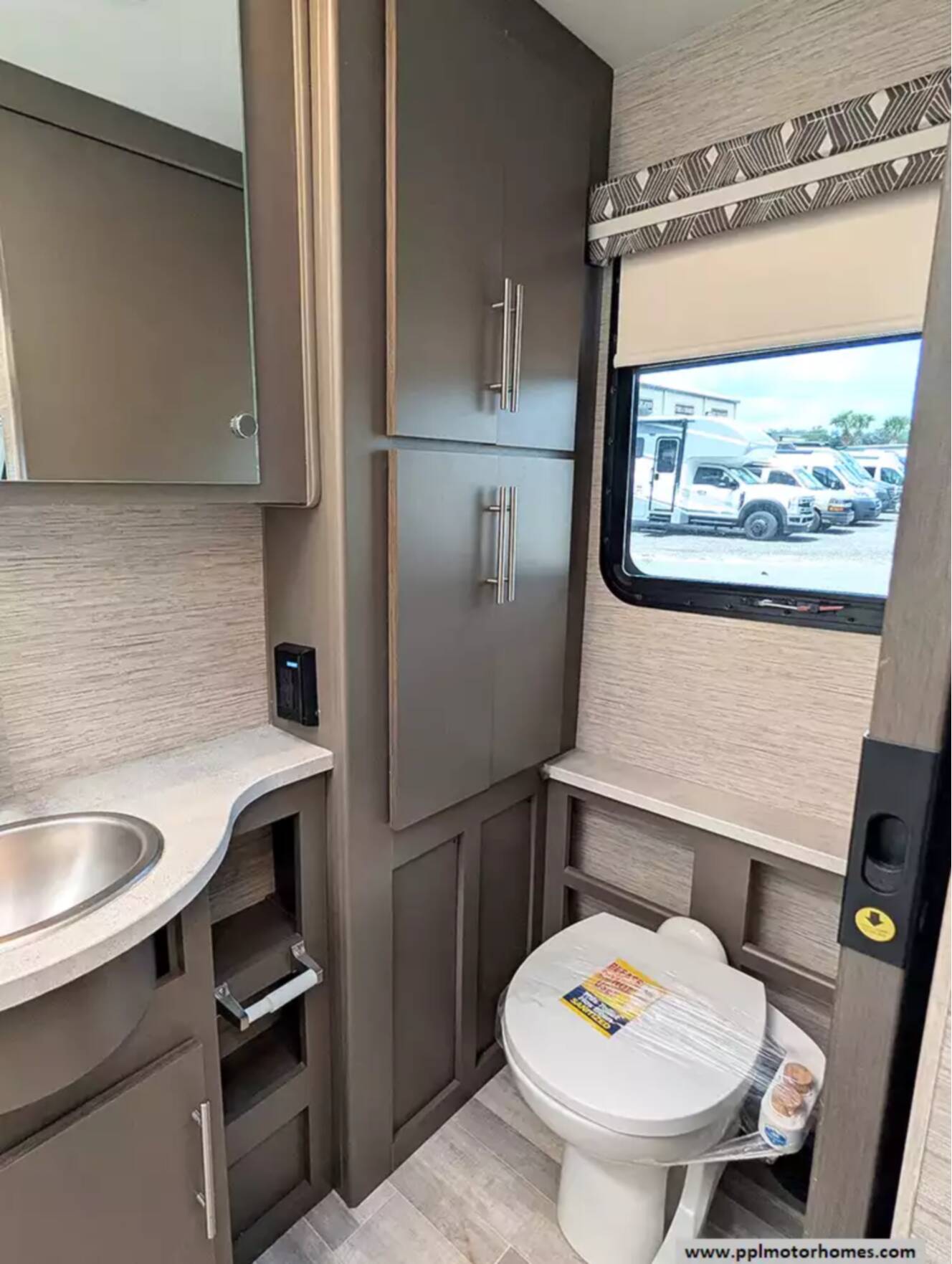 A photo of this 2023 Thor Axis 24.3