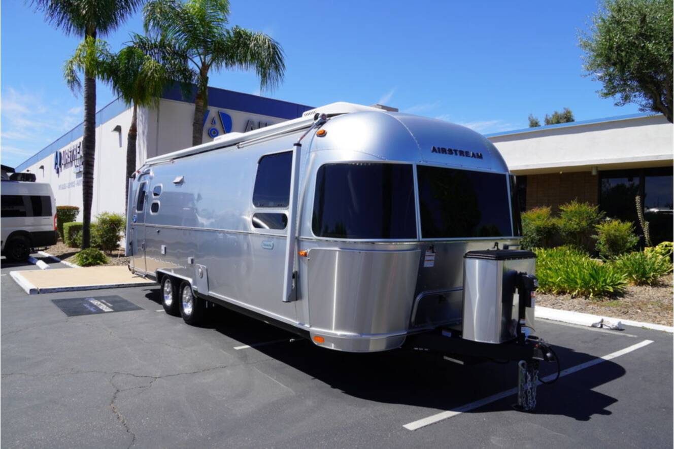 A photo of this 2025 Airstream Globetrotter 27FBQ