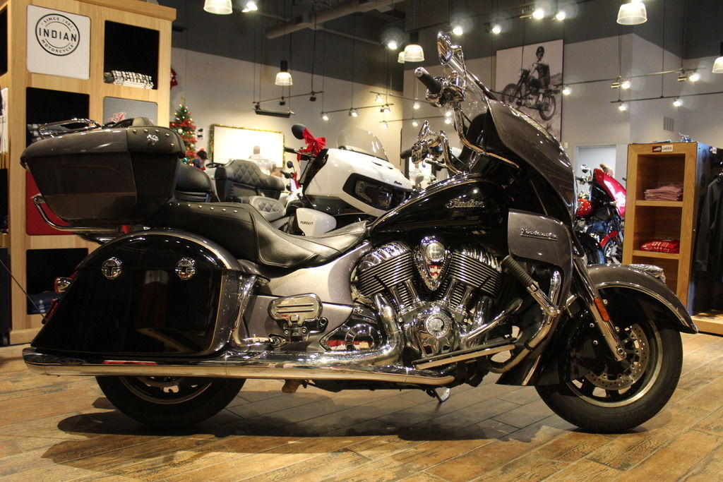 2016 Indian Motorcycle® Roadmaster® Steel Gray and Thunder Black in Hagerstown, MD