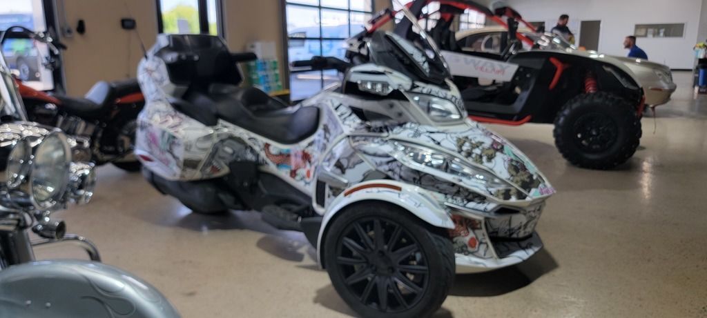 2016 Can-Am Spyder® RT 6-Speed Semi-Automatic (SE6) BASE in Tempe, AZ