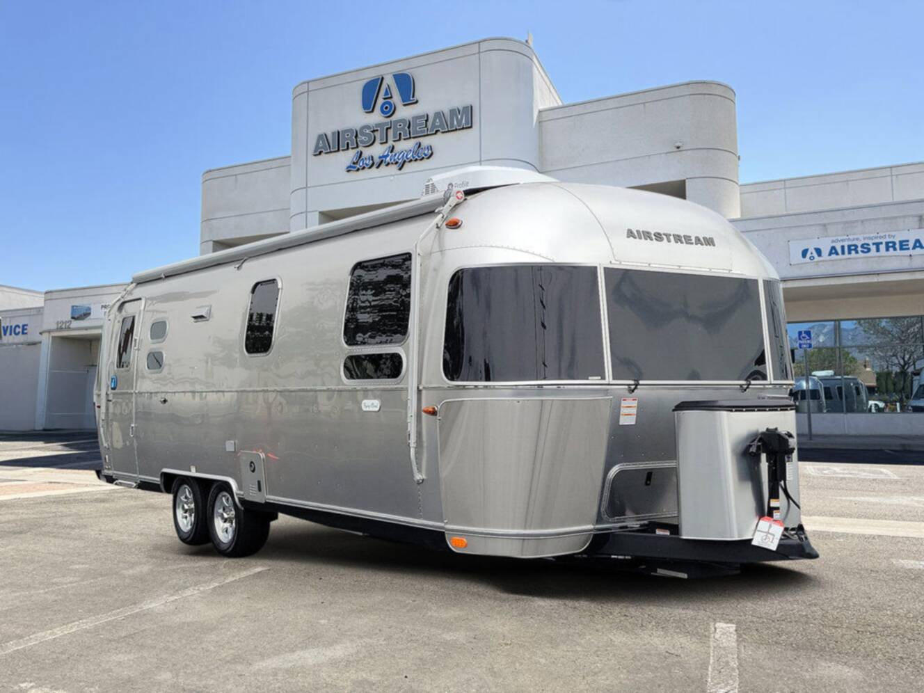 A photo of this 2026 Airstream Flying Cloud 27FB Queen Hatch