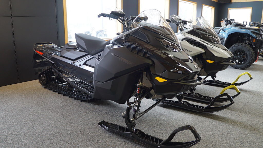 2026 Ski-Doo Backcountry Adrenaline® 850 E-TEC PowderMax 2.0_Bla in watkins MN
