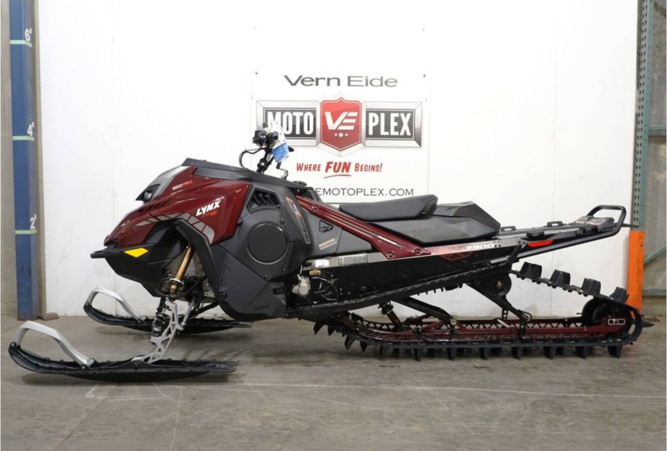 A photo of this 2026 Lynx® Shredder DS 850 E-TEC Turbo R_3900_10.25in_Red