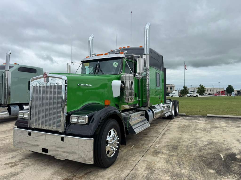 2027 Kenworth W900L in Converse, TX