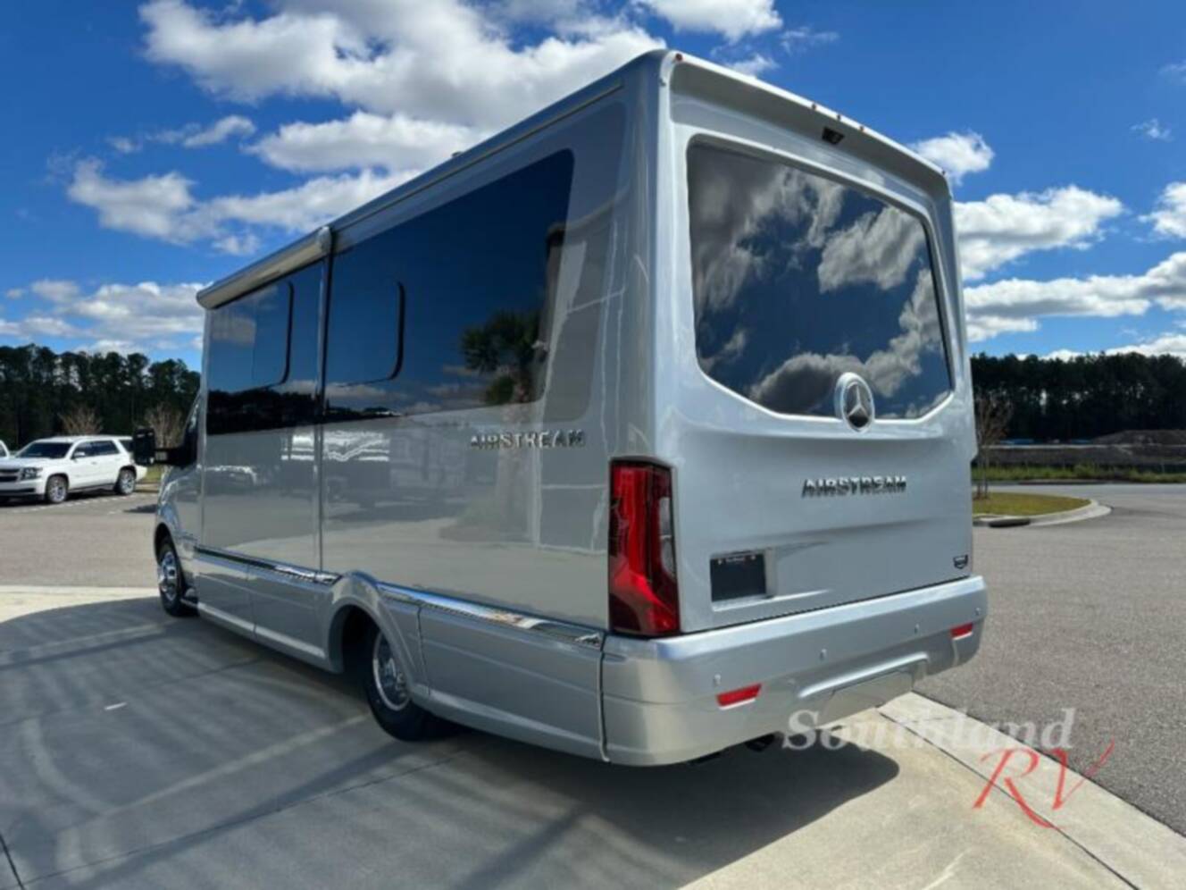 A photo of this 2026 Airstream Atlas Murphy Suite