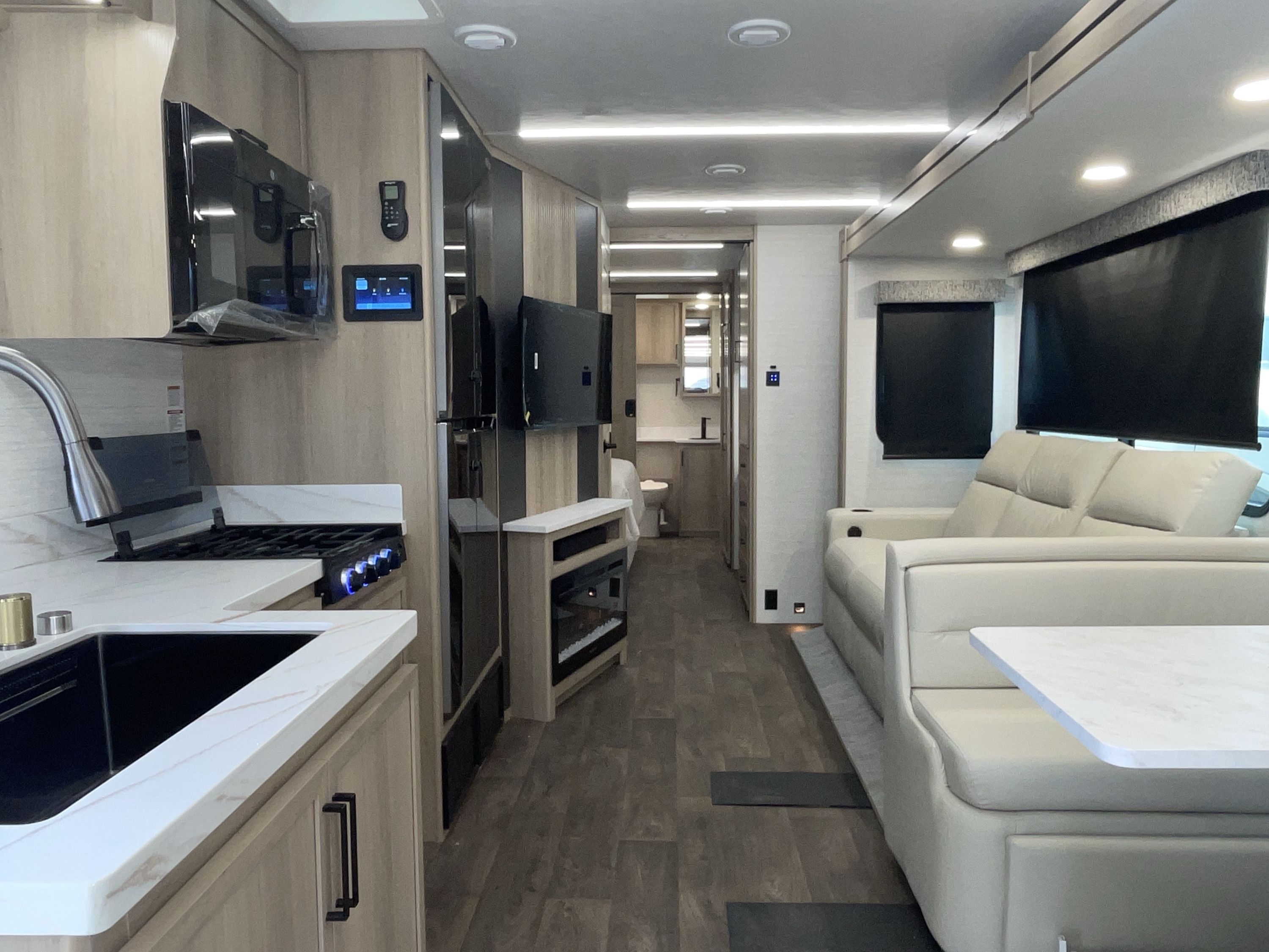 2027 Dynamax EUROPA S 37CA in golden CO