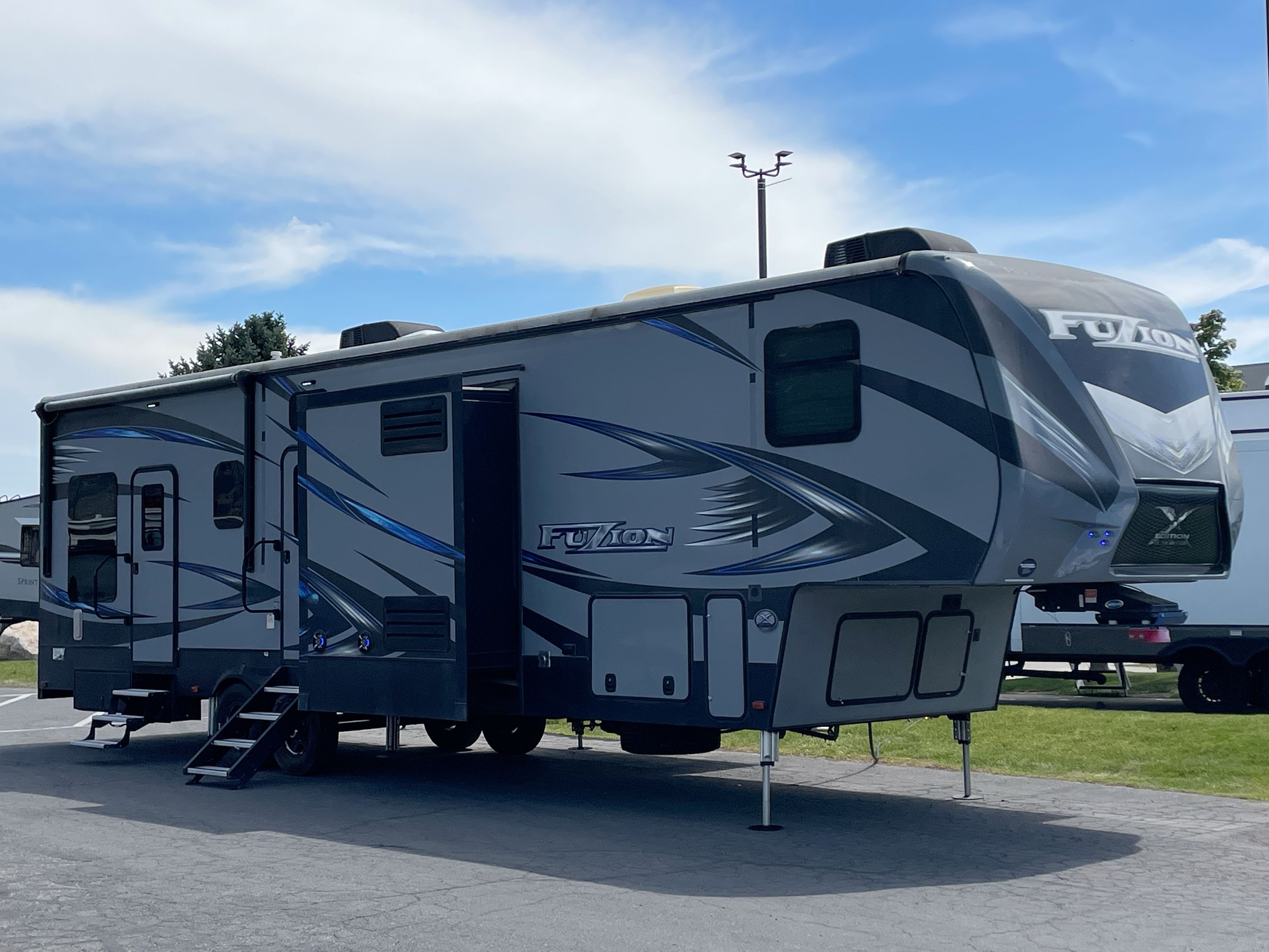 2017 Keystone FUZION 384 Fifth Wheel Toy Hauler RV