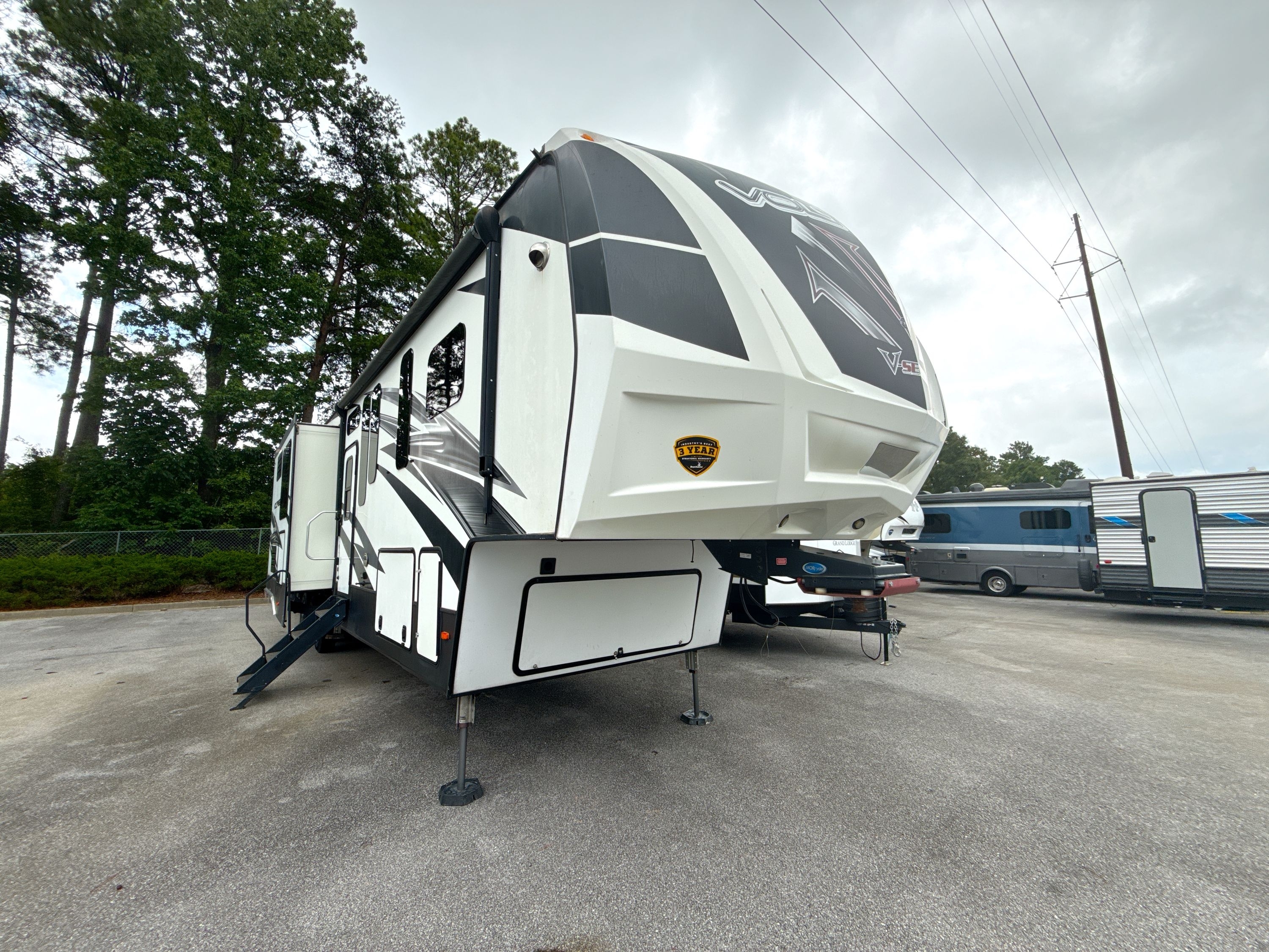 2018 Dutchmen VOLTAGE EPIC SERIES 3970 Fifth Wheel Toy Hauler RV