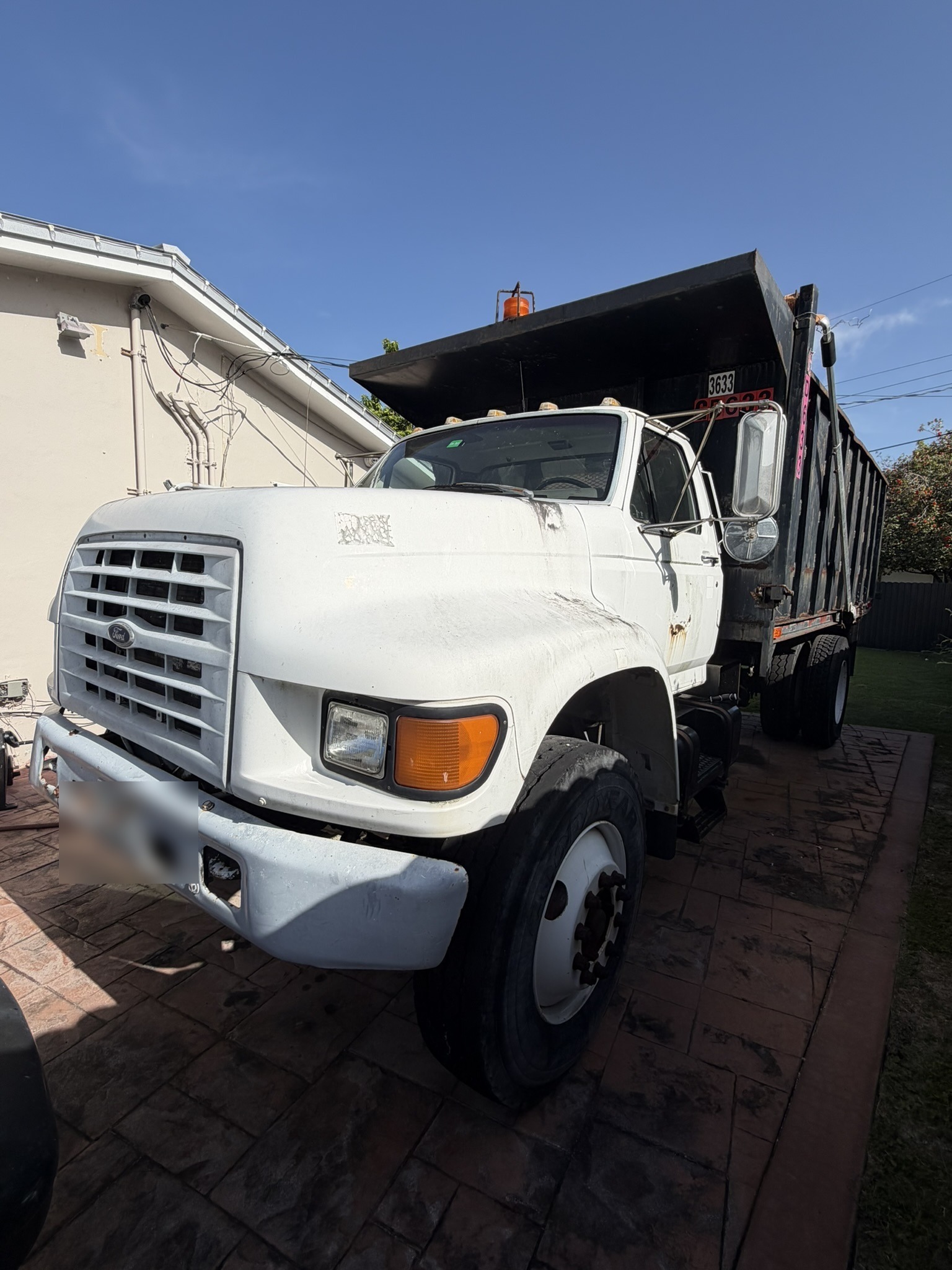 1998 FORD F800 in Miami, FL