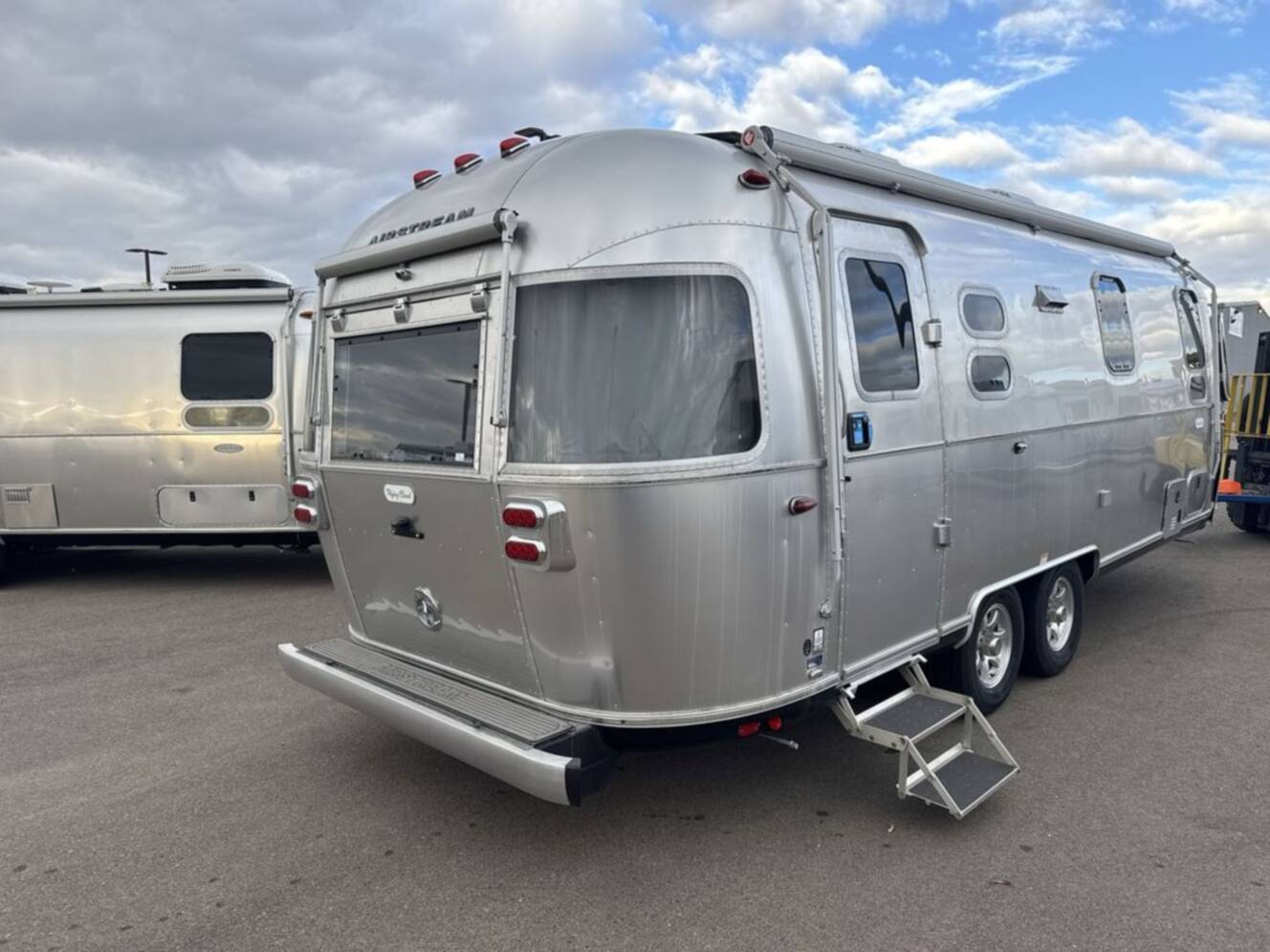 A photo of this 2026 Airstream Flying Cloud 25FB