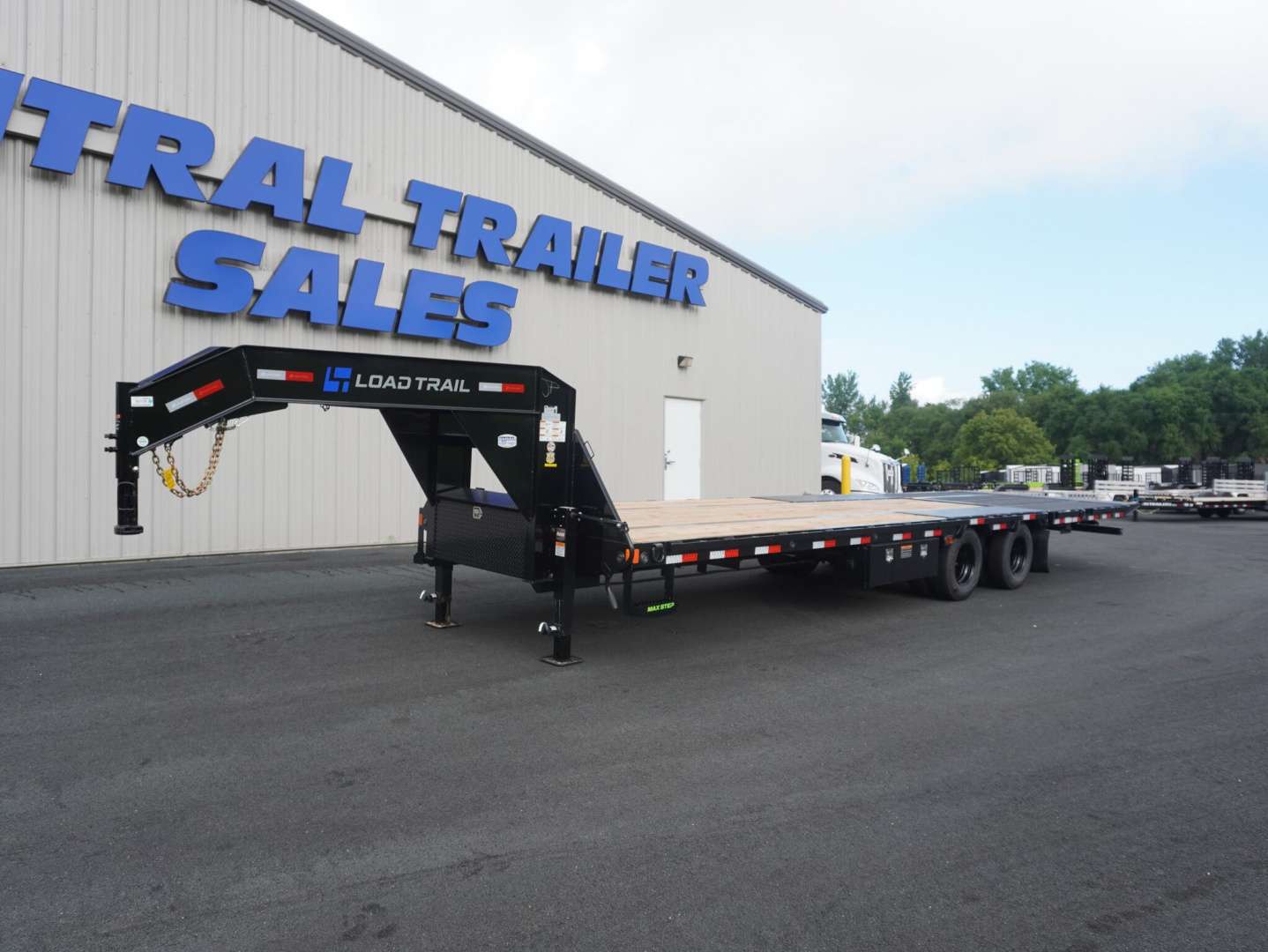 2025 Load Trail 32ft Gooseneck Deckover in Jordan, MN